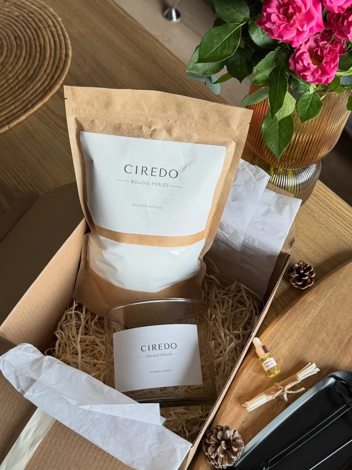 Coffrets✨ Le coffret cadeau comprend :
&bull; Un ou plusieurs sachets de cire v&eacute;g&eacute;tale en poudre, selon le volume et le couleur choisi.

&bull; Une quantit&eacute; correspondante de m&egrave;ches en coton impr&eacute;gn&eacute;es de cir