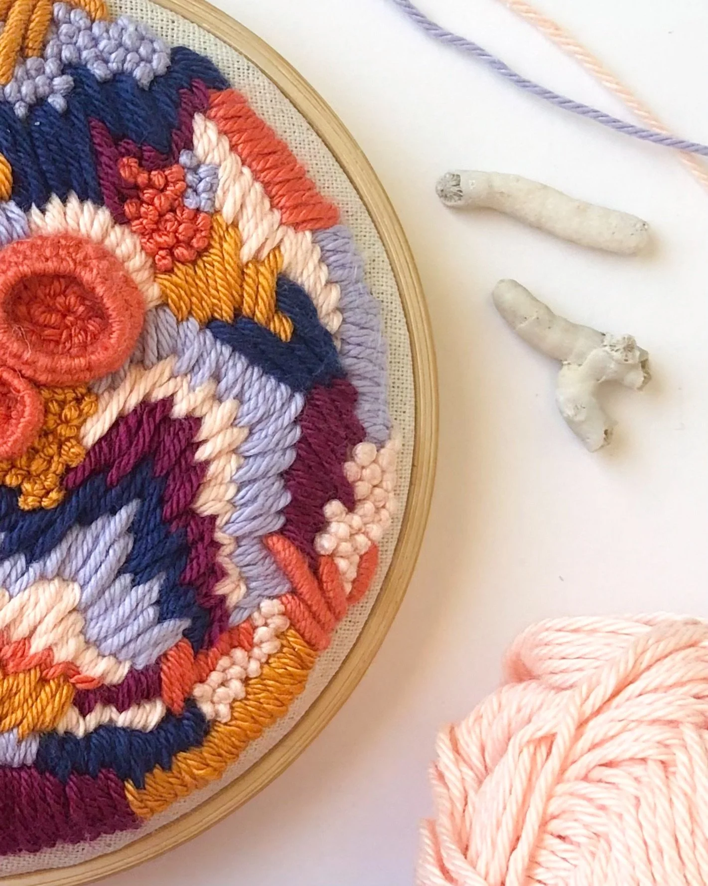 🪸 Beneath the surface, a world of vibrant colors unfolds, where creatures dance between shadows and light. Organic forms intertwine, creating a living garden, full of mystery and harmony 🪸

Reefs Collection 2023
Embroidery &amp; punch needle on hoo