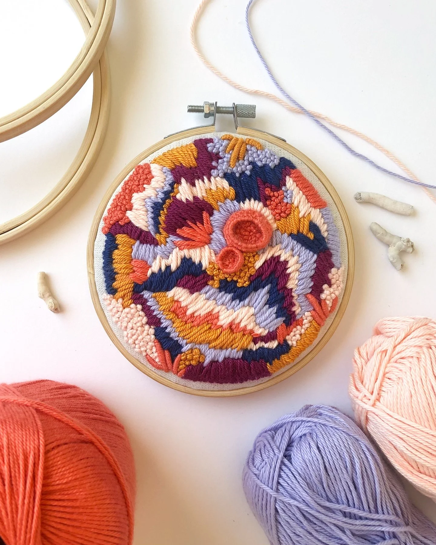 🪸 Beneath the surface, a world of vibrant colors unfolds, where creatures dance between shadows and light. Organic forms intertwine, creating a living garden, full of mystery and harmony 🪸

Reefs Collection 2023
Embroidery &amp; punch needle on hoo