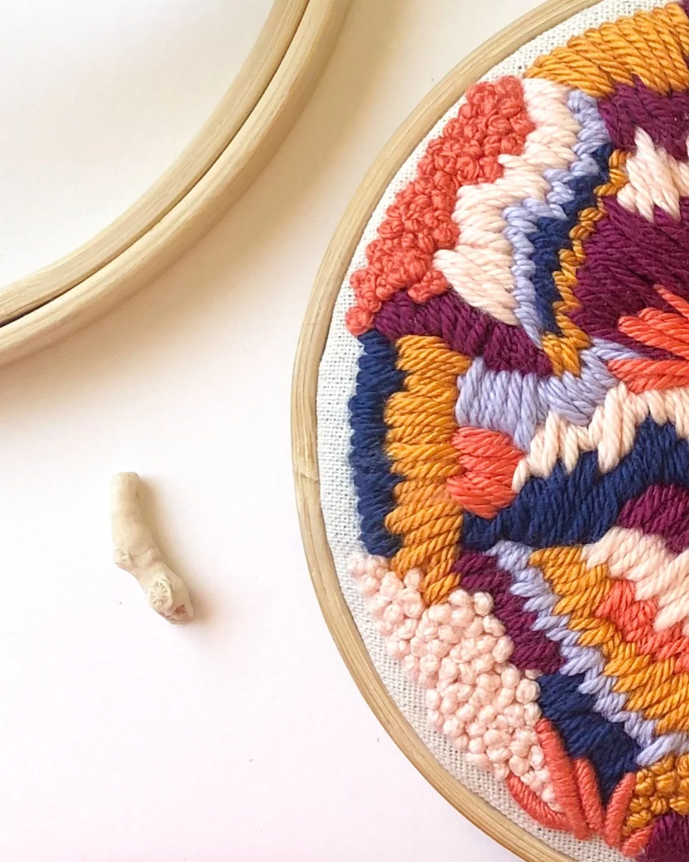 🪸 Beneath the surface, a world of vibrant colors unfolds, where creatures dance between shadows and light. Organic forms intertwine, creating a living garden, full of mystery and harmony 🪸

Reefs Collection 2023
Embroidery &amp; punch needle on hoo