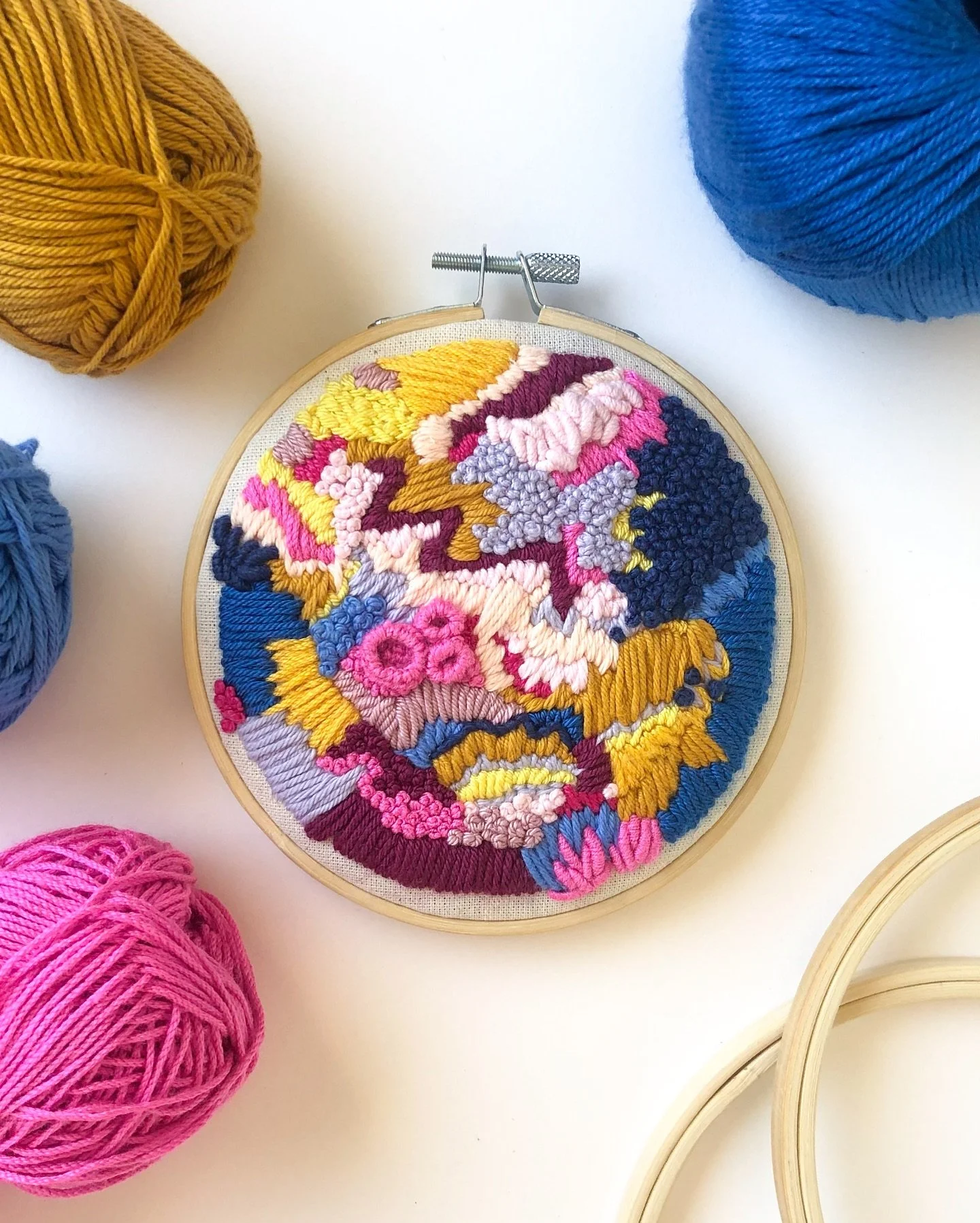 🪸 Beneath the surface, a world of vibrant colors unfolds, where creatures dance between shadows and light. Organic forms intertwine, creating a living garden, full of mystery and harmony 🪸

Reefs Collection 2023
Embroidery &amp; punch needle on hoo