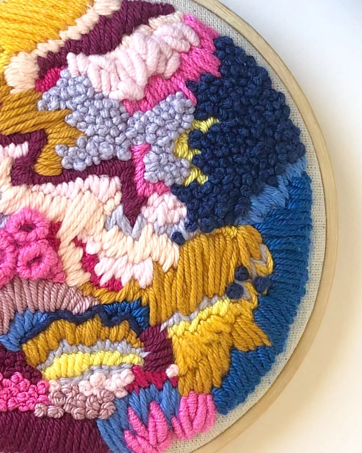 🪸 Beneath the surface, a world of vibrant colors unfolds, where creatures dance between shadows and light. Organic forms intertwine, creating a living garden, full of mystery and harmony 🪸

Reefs Collection 2023
Embroidery &amp; punch needle on hoo