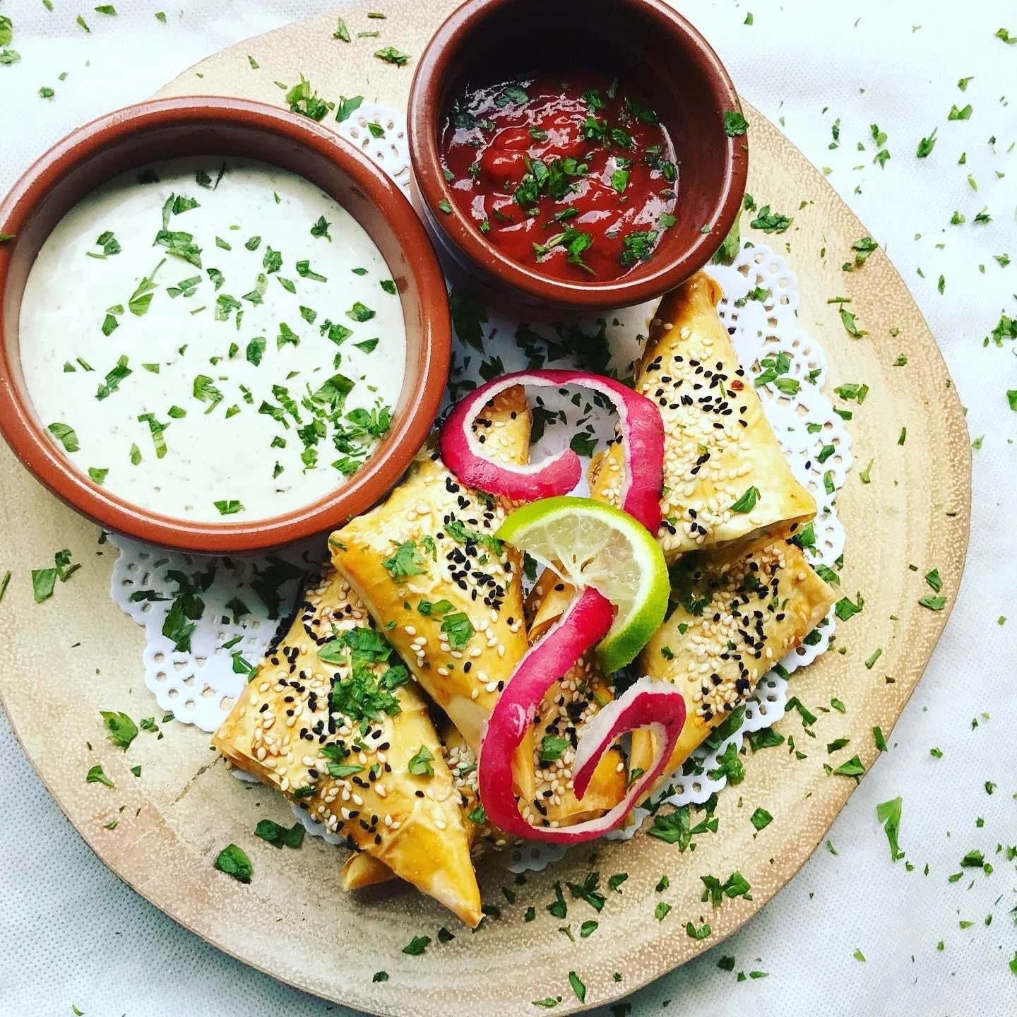persian food samosa with dip lime and red onion