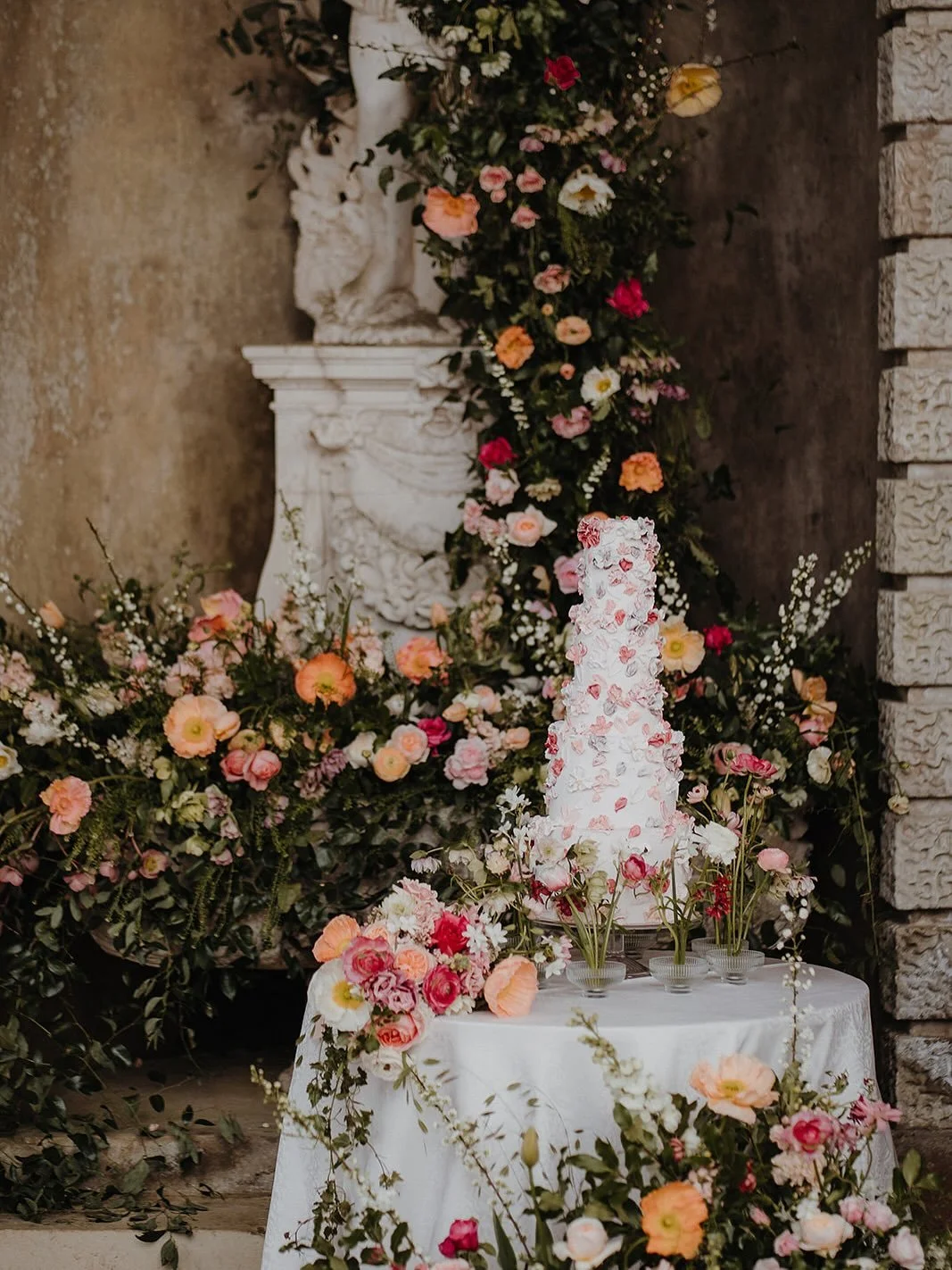What happens when you bring together creative souls, extraordinary blooms, and the timeless beauty of @wotton_house_hotel 
Magic, in full colour! 

This spring shoot was a celebration of artistry and collaboration.
A vision of abundance, apricot, blu