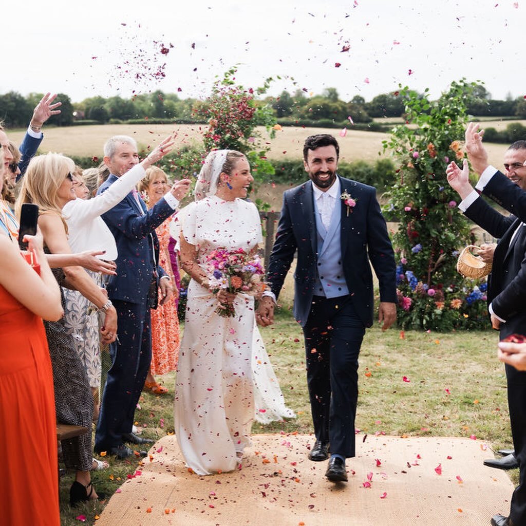 Ever noticed how the right flowers can make a ceremony feel&hellip;magical?

Late August, a rolling countryside, and a couple saying their vows surrounded by friends and family.
We created an asymmetrical floral installation to frame the ceremony, th