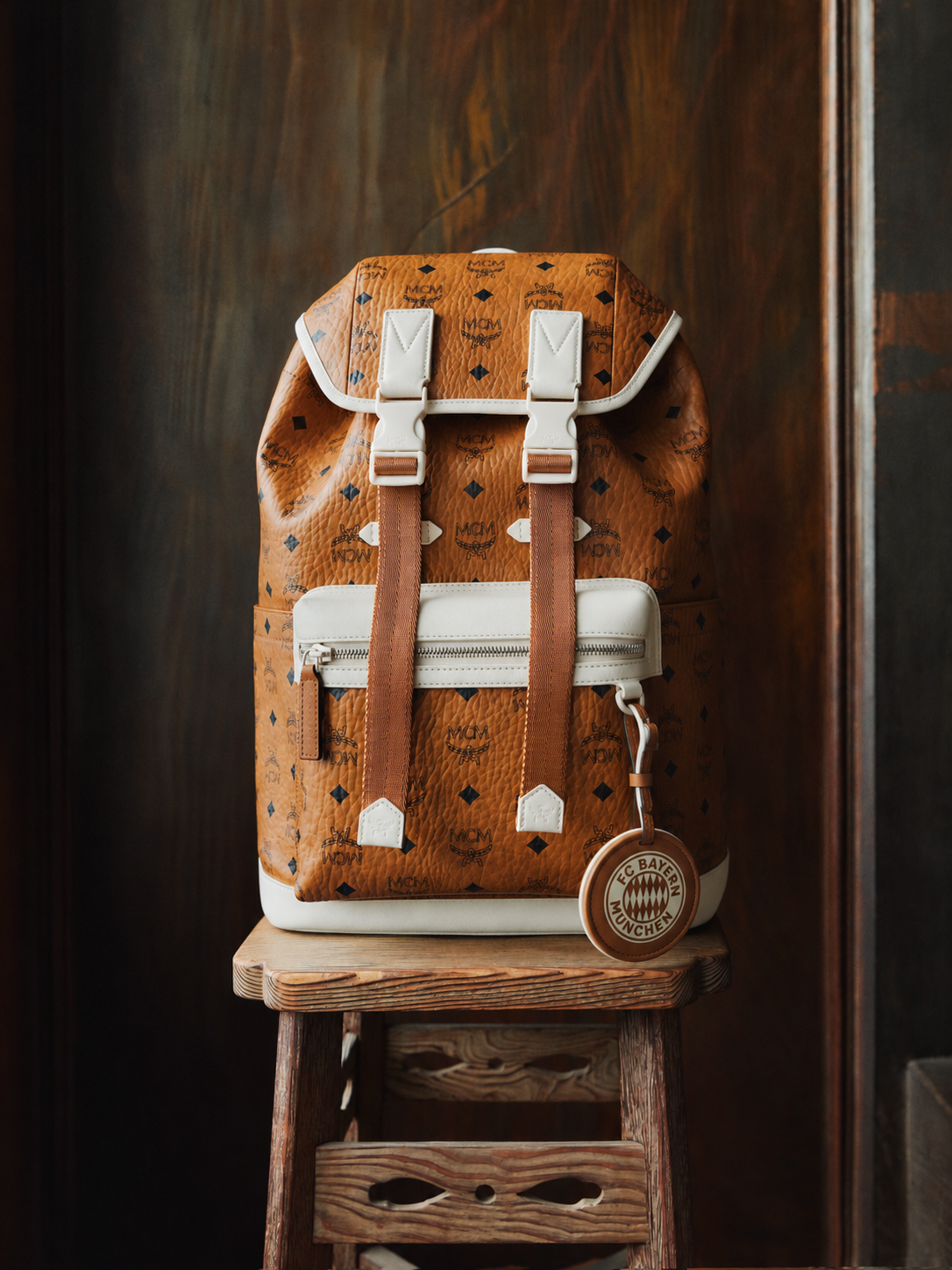 Luxuriöser MCM-Rucksack auf Holzschemel.png