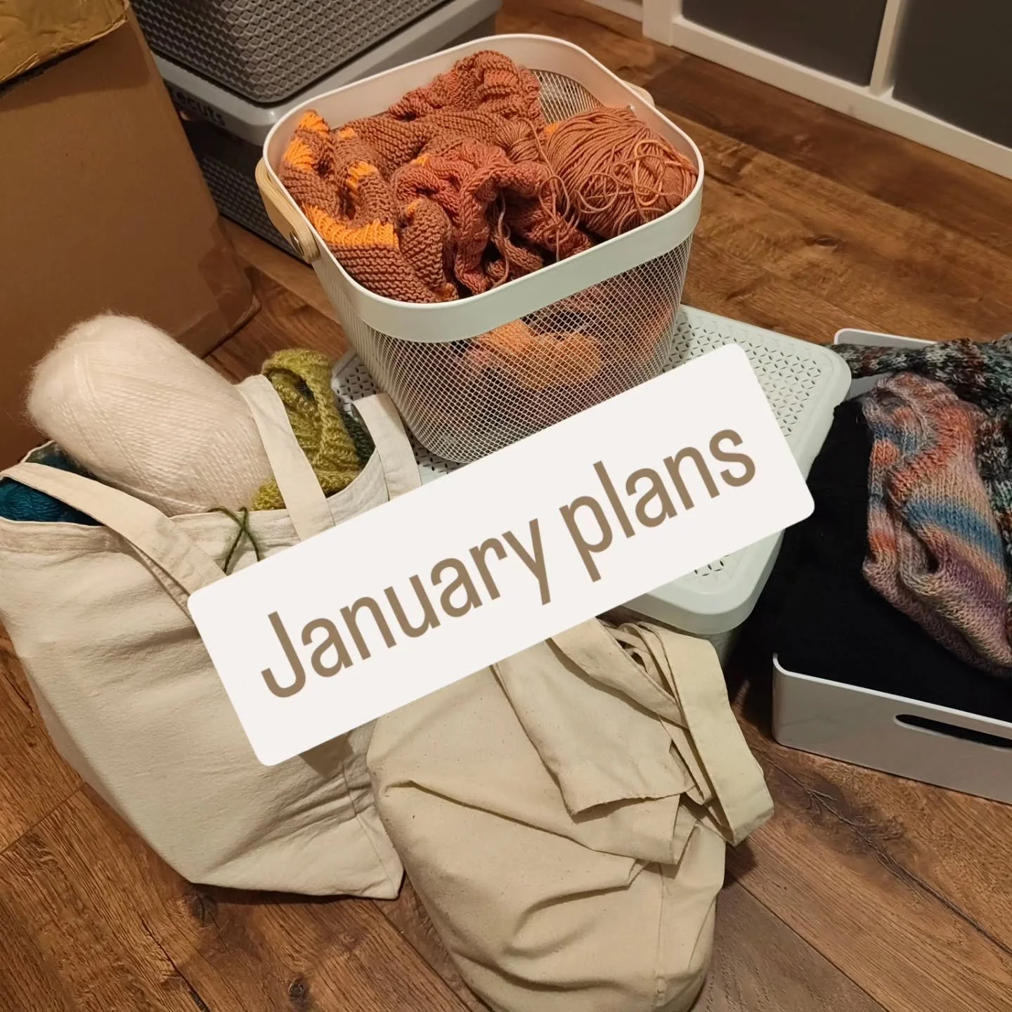 Happy New Year 🎉🥂

The goal for this year is to tackle my personal stash and use what I have (as much as possible, I'm easily distracted by new patterns and squishy colourful yarns) 

So for January I've set myself a task of finishing some WIPs and