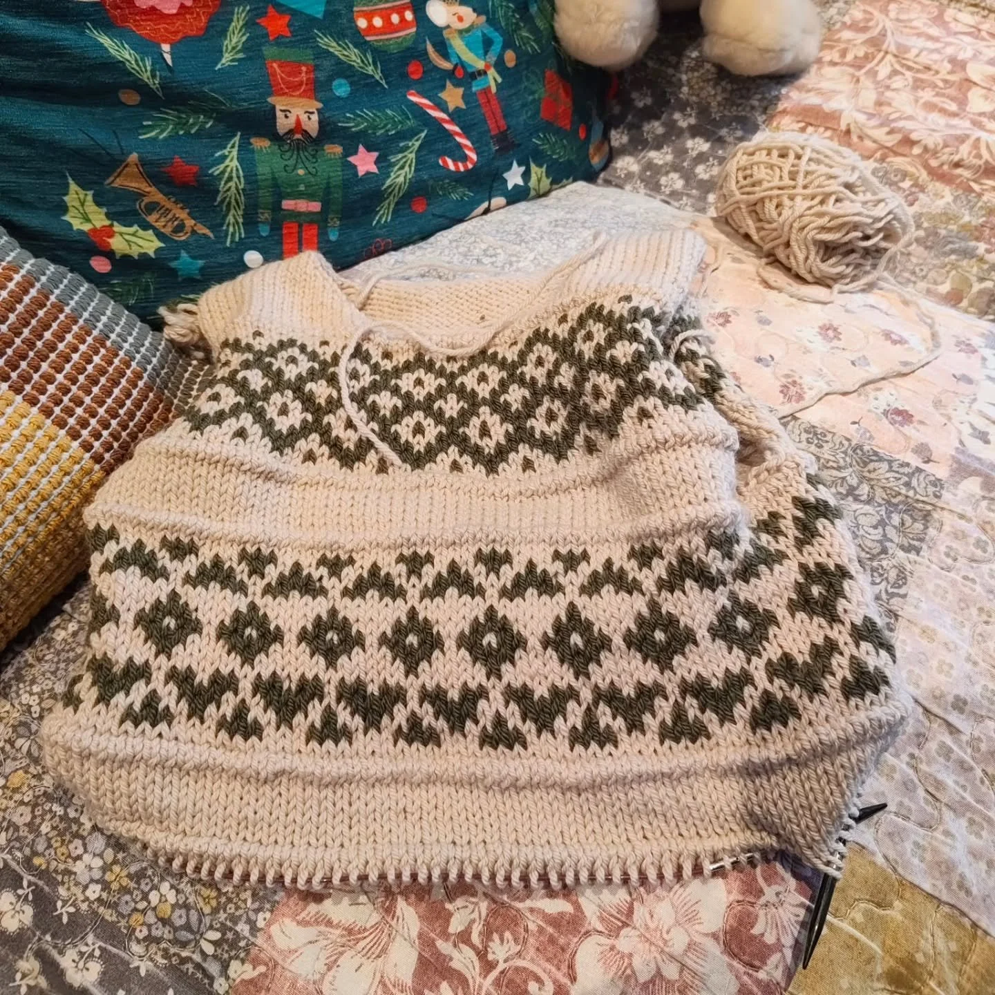 Sunday stitches.. really enjoying this knit, easy to follow colour work and the tuck rows add such a simple but effective way  to add texture. 

Pattern; salted caramel sweater mini by @nash.knits 
Yarn; Drops Daisy (marzipan and moss green)

#knitti