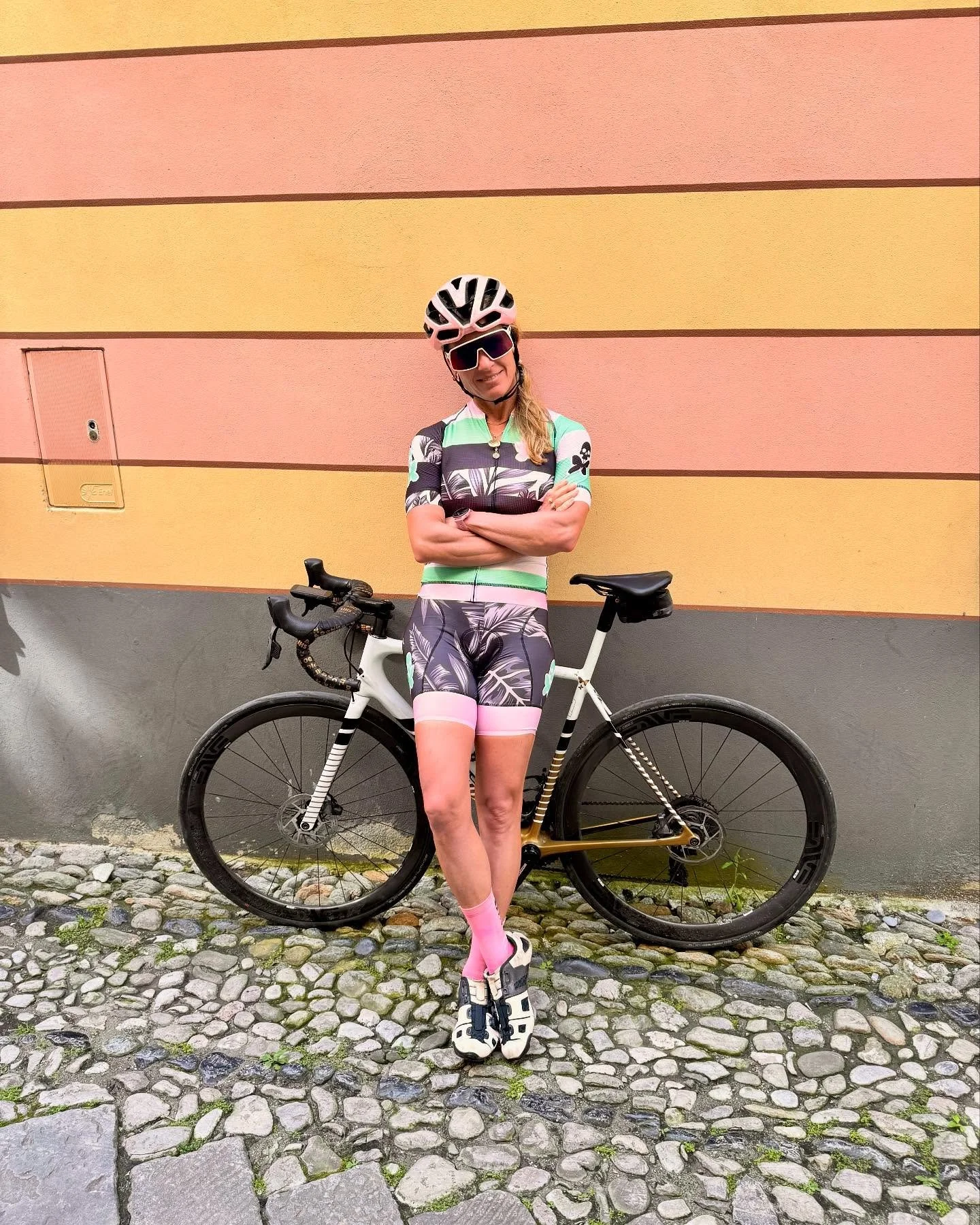 🇮🇹🇫🇷 Bike photo dump 🚴&zwj;♀️ Hundreds of happy kilometers full of beautiful climbs, stunning descents, wine, food, and friends who are la familia❤️ #bikelife @bettydesigns @envecomposites @opencycle 📸 @dannystoffel @iamditoui