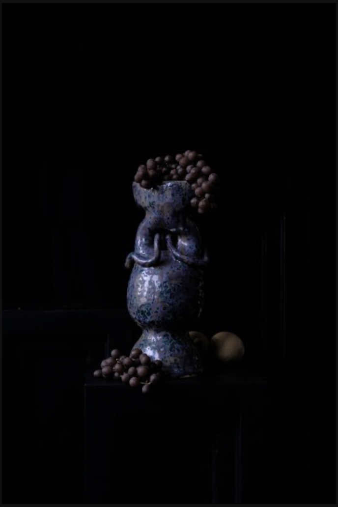 Vasen-Statue mit Fruchtenden und kleinen Kugeln