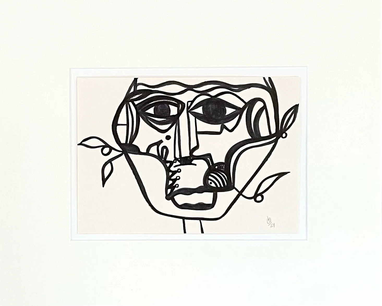Schwarz-weiße Skizze eines menschlichen Gesichtes mit großen Augen und einer offenen Mundpartie, umgeben von Linien, Blättern und Zweigen, im Stil eines abstrakten Portraits.