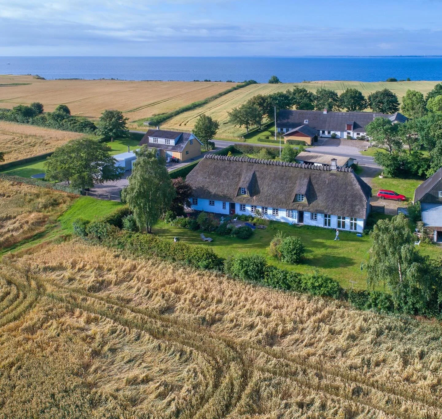 WHERE THE MAGIC HAPPENS 🐑

Wir sind so happy, diesen magischen Ort gefunden zu haben. @kegnaes_garden ✨

In diesem wundersch&ouml;nen reetgedeckten Haus mit Sauna, Garten und eigenem Seezugang werden wir 4 wundervolle Tage gemeinsam verbringen.

Die