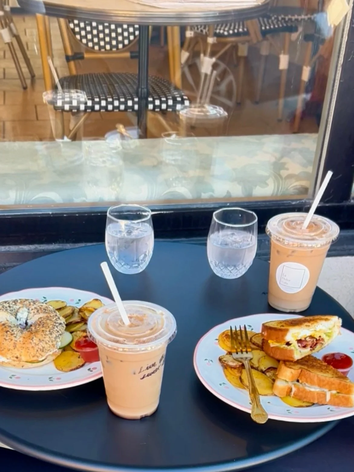 Our brunch isn’t just about flavour, it’s about the important details. Potatoes roasted fresh in-house, drizzled with extra virgin olive oil, paired with bagels and sandwiches prepared on the spot, always served warm and made with ingredi