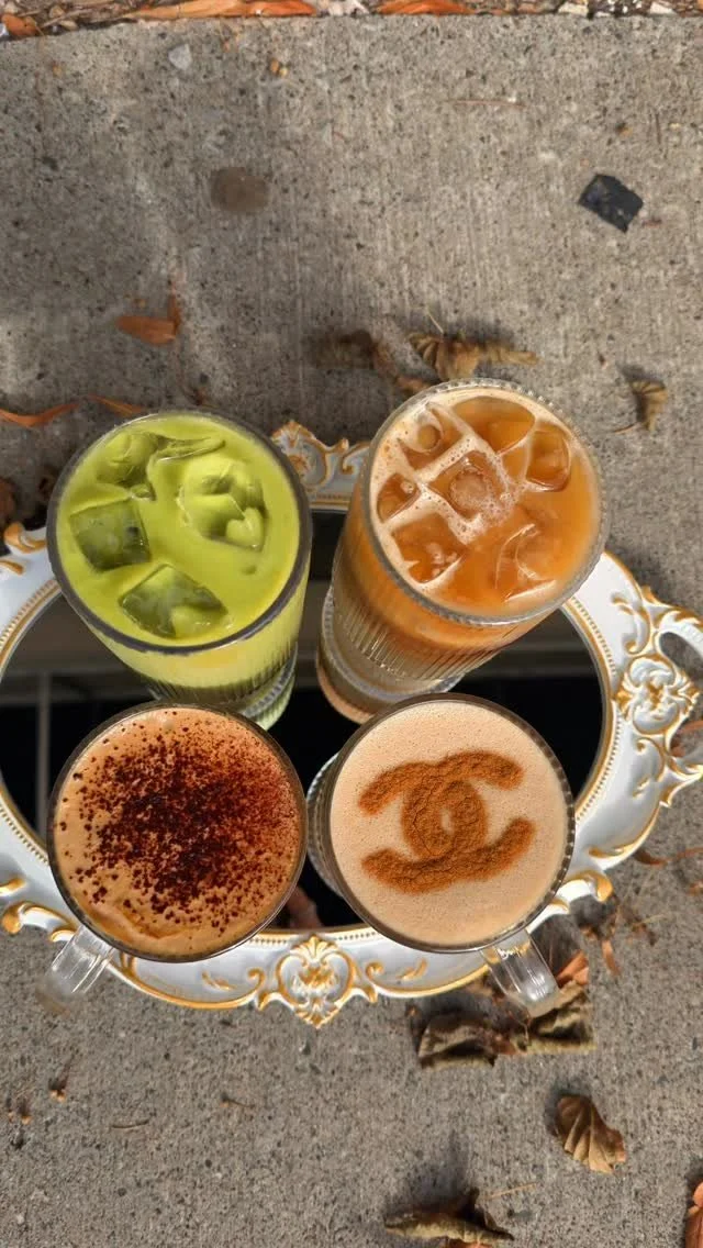 September drinks loading…prepare to get obsessed😏☕️🍂
📍La Dulce Vida Café
.
.
.
#FallDrinks #CozyVibes #AutumnFlavors #SeptemberSpecials #KingsvilleCoffee #CafeCulture #Drinkstagram #CafeHopping #CoffeeLovers #SeasonalSips #Coffe