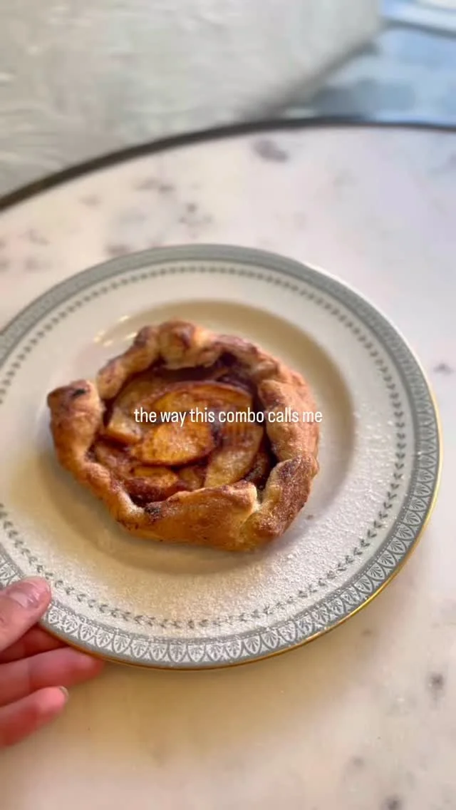 coffee & sweet treat supremacy🧎‍♀️
📍La Dulce Vida Café
#latte #coffeelovers #cafévibes #icedlatte #morningcoffee #sweettreat #treatyourself
#coffeetime #coffeebreak #pastries
#cravings #cookies #cinnamonrolls