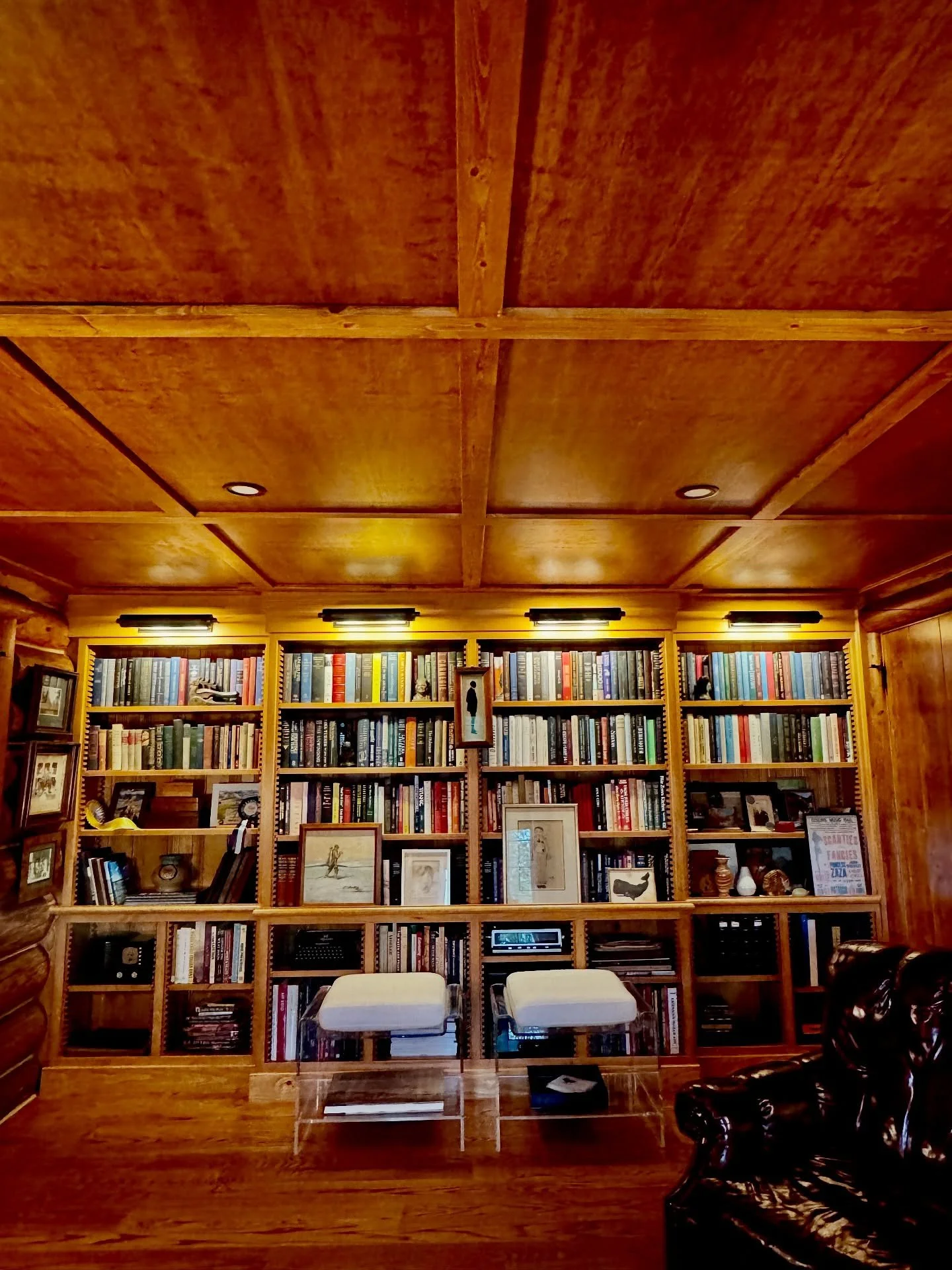 The library is finally brimming with books! Thank you @frank_lichtenberg and @annamrqt for taking care of them in their old home in Detroit for the past 3 years. ❤️📚

#library #bookcollection #historiclodge