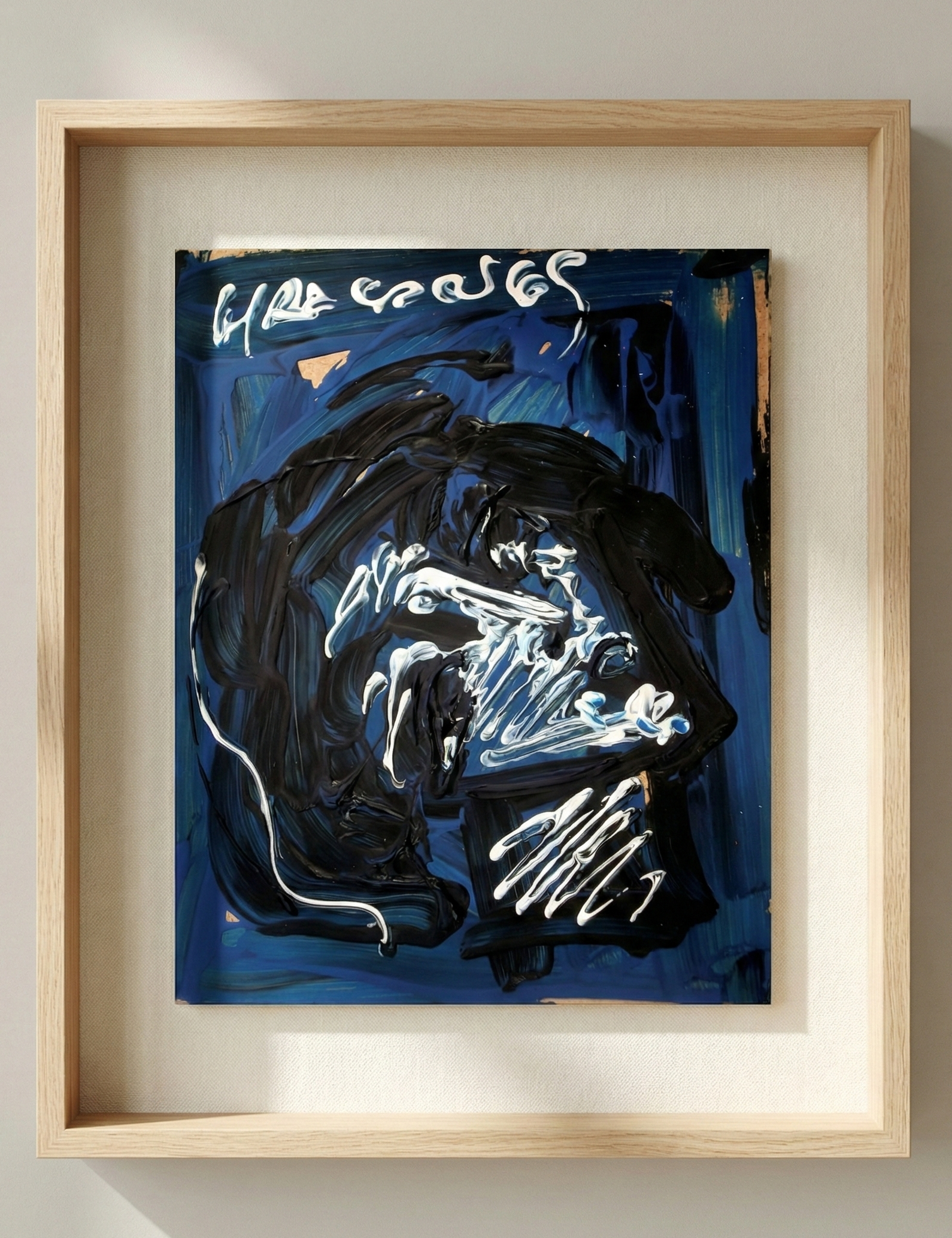 Peinture expressionniste de Hrasarkos titrée Les Nerfs de la Nuit (2011). Acrylique sur panneau montrant une forme de tête abstraite noire aux traits blancs épais sur fond bleu sombre