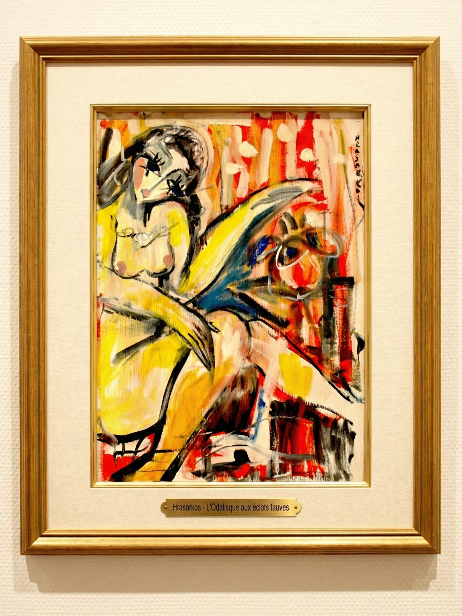 Peinture expressionniste verticale de Hrasarkos intitulée L'Odalisque aux éclats fauves. Un nu féminin stylisé aux contours noirs sur fond jaune et rouge vif, réalisé à l'huile sur papier