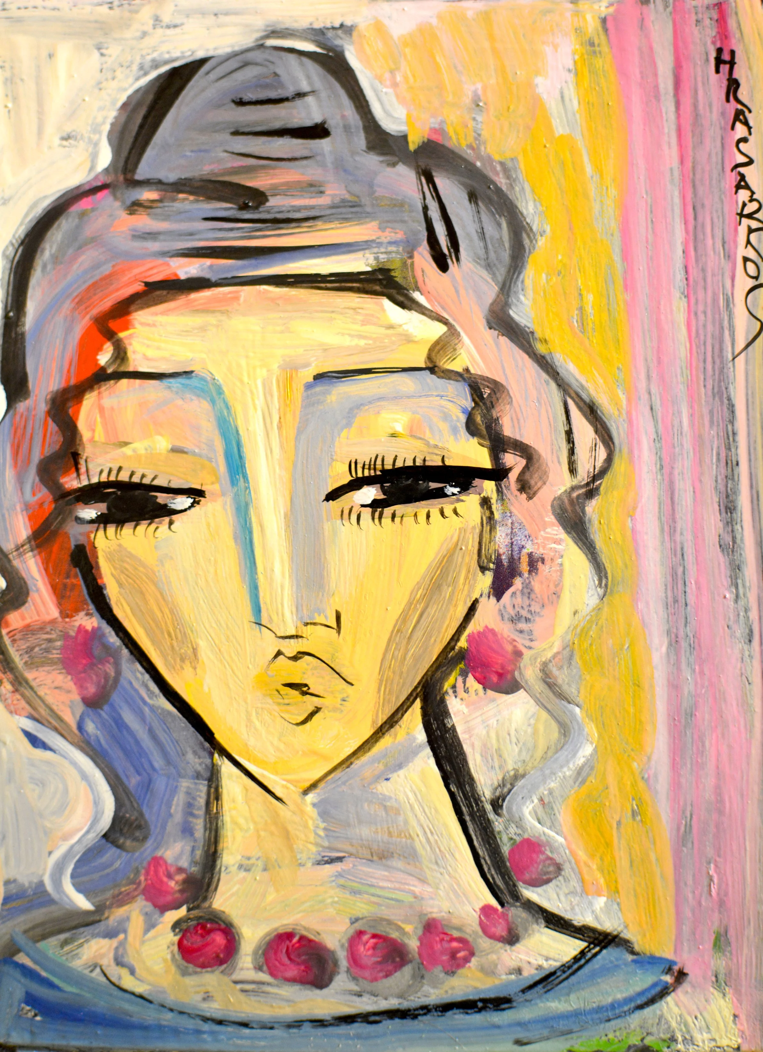 Portrait expressionniste d'une femme aux yeux en amande, peint à l'huile sur papier avec des contours noirs et des couleurs jaune et bleu, signé Hrasarkos 2025.