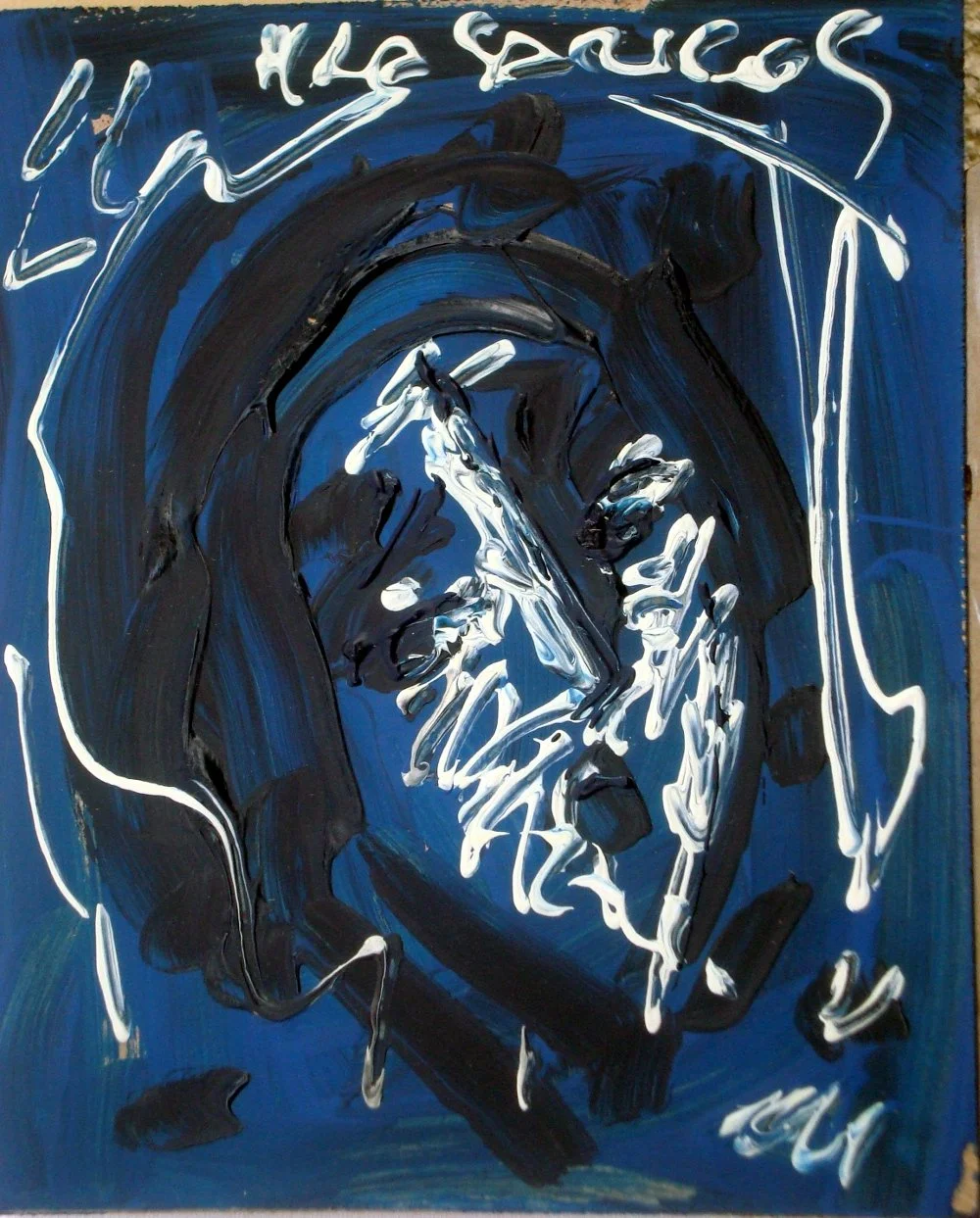 Peinture acrylique abstraite sur panneau de Hrasarkos intitulée Surgissement. Fond bleu sombre avec traits blancs gestuels formant un visage abstrait.
