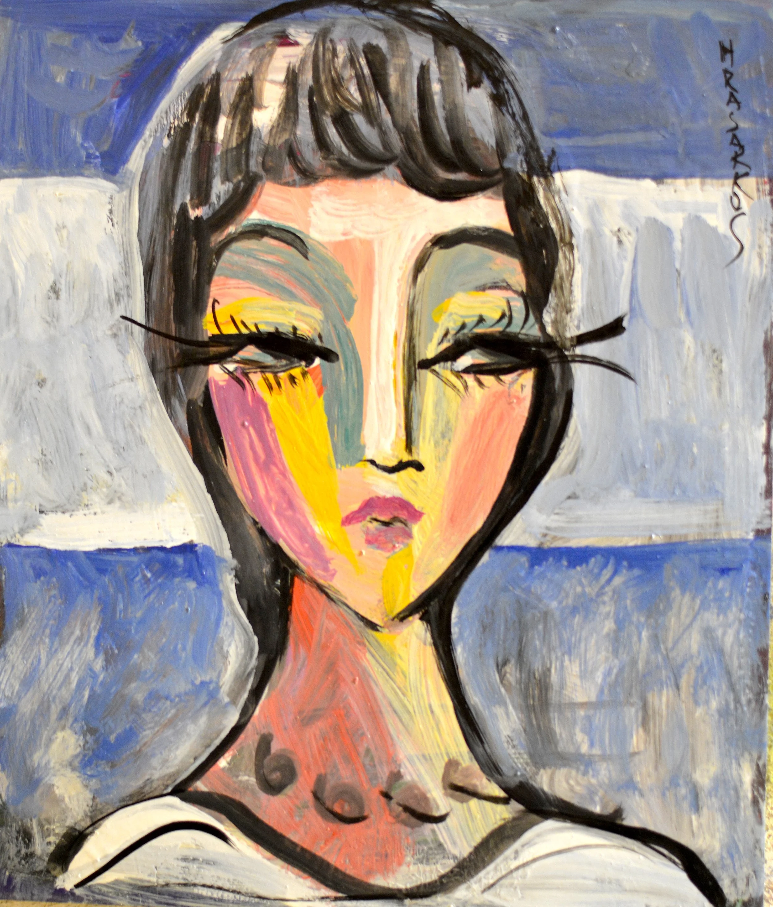 Portrait peinture huile femme visage stylisé yeux fermés longs cils couleurs jaune rose sur fond rayé bleu par artiste Hrasarkos.