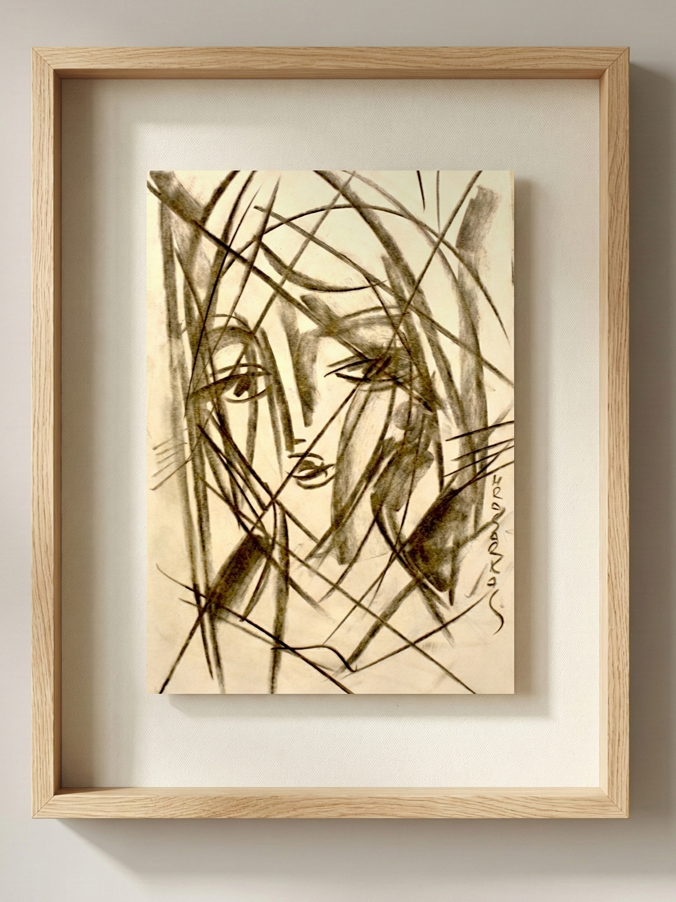 Dessin au fusain "L'Inaccessible" de Hrasarkos, portrait de femme en noir et blanc barré de lignes graphiques dynamiques.