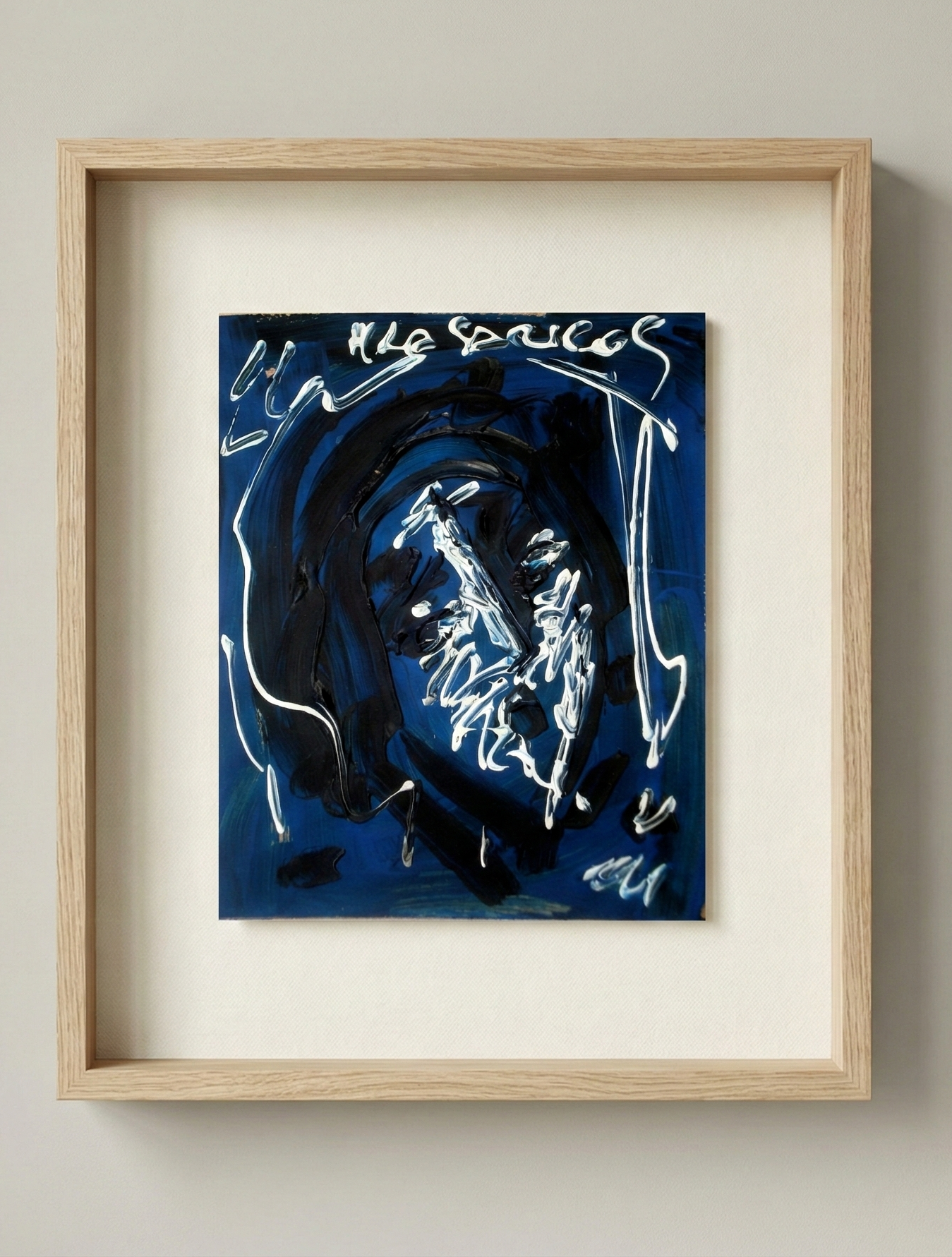 Peinture acrylique abstraite sur panneau de Hrasarkos intitulée Surgissement. Fond bleu sombre avec traits blancs gestuels formant un visage abstrait.
