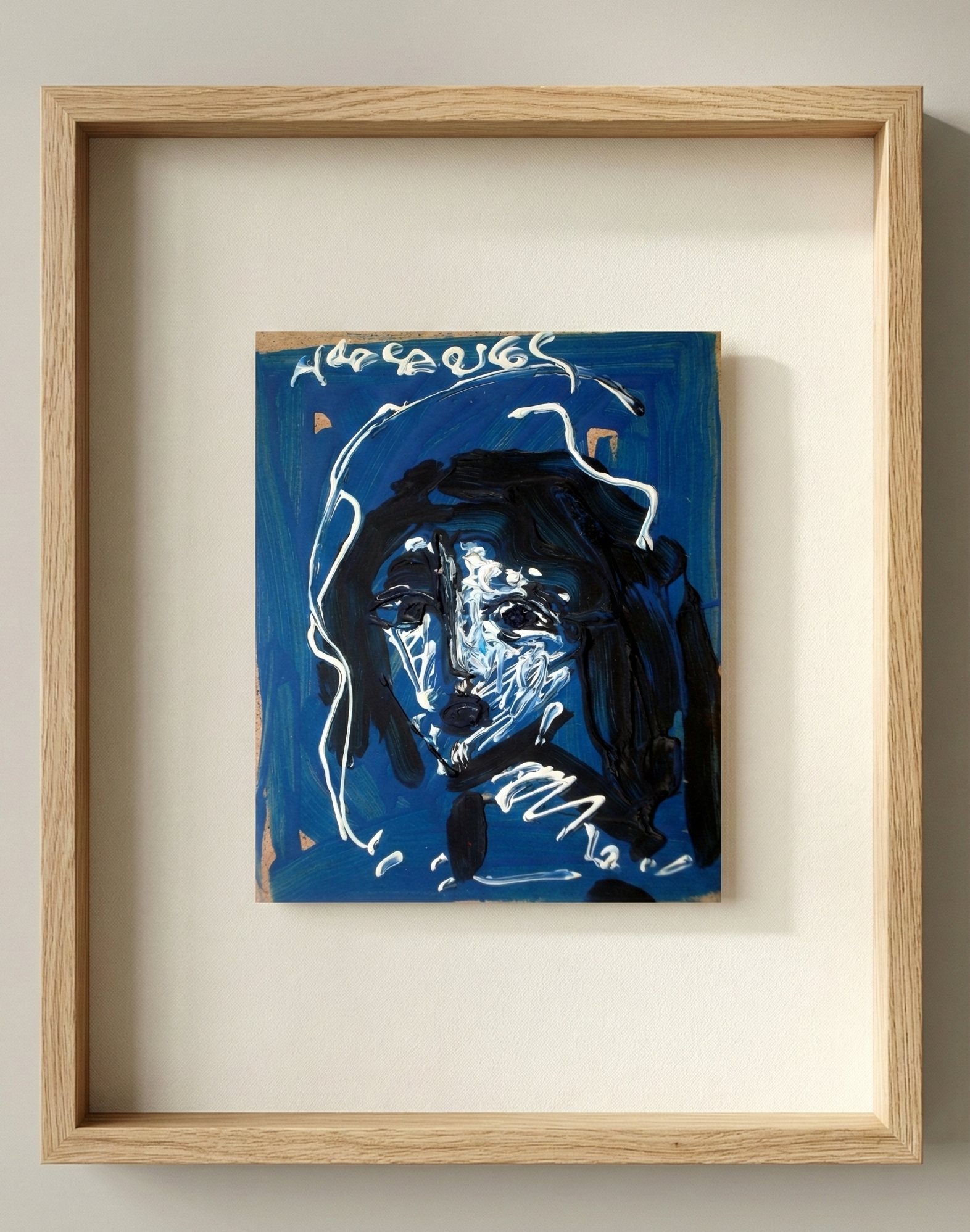 Peinture expressionniste intitulée L'Âme Griffonnée par Hrasarkos, portrait abstrait sur fond bleu avec traits noirs et blancs en relief, acrylique sur panneau, 2011.