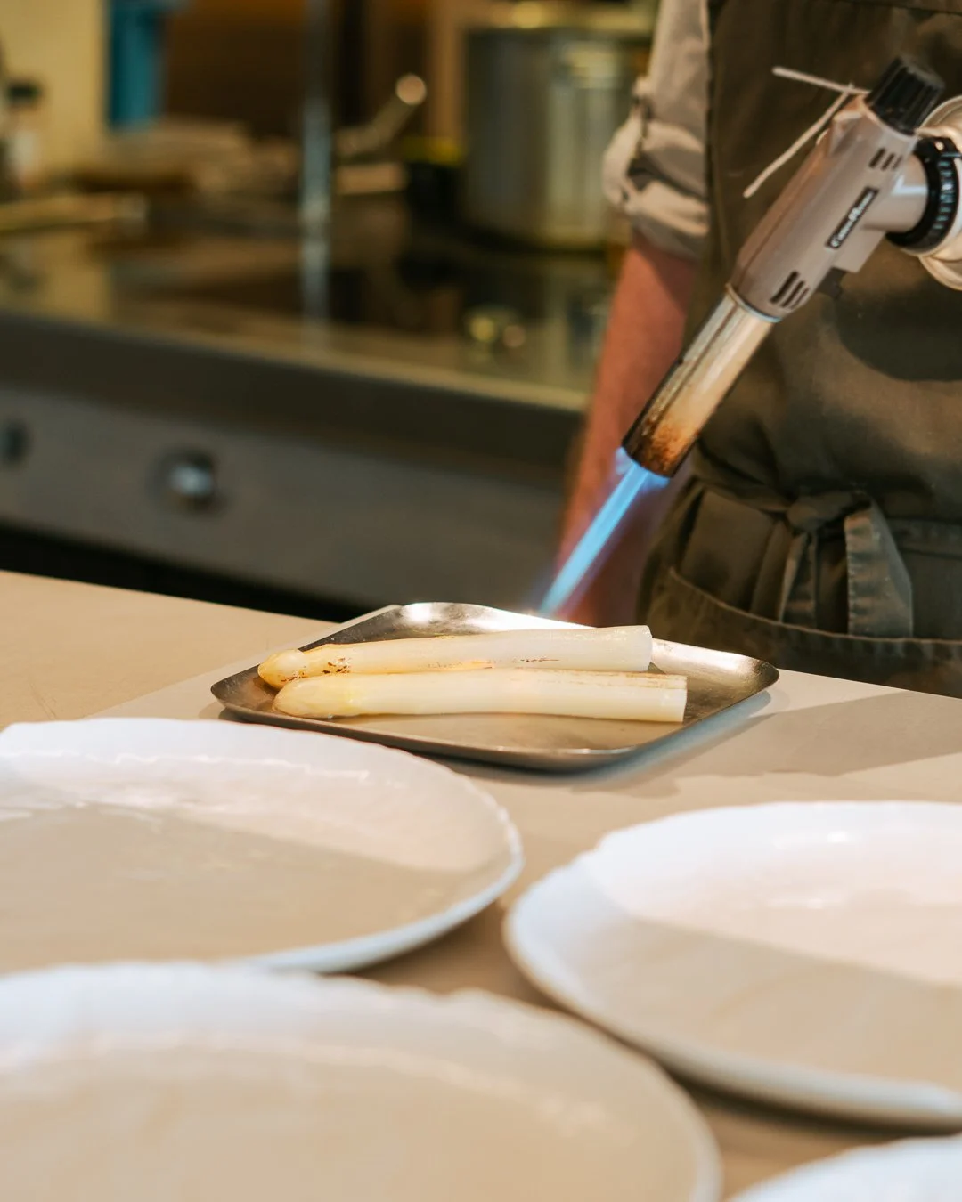 Chef Colin brandt asperges in het oude restaurant State in Hulst