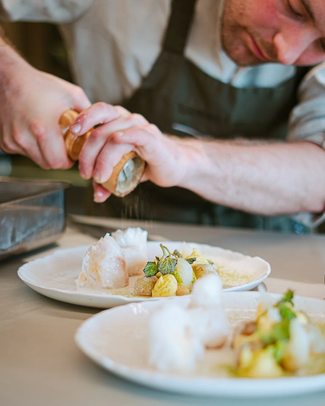 Chef Colin de Moor legt de laatste hand op gerechten van het lunchmenu in het nieuwe restaurant State in Hulst.