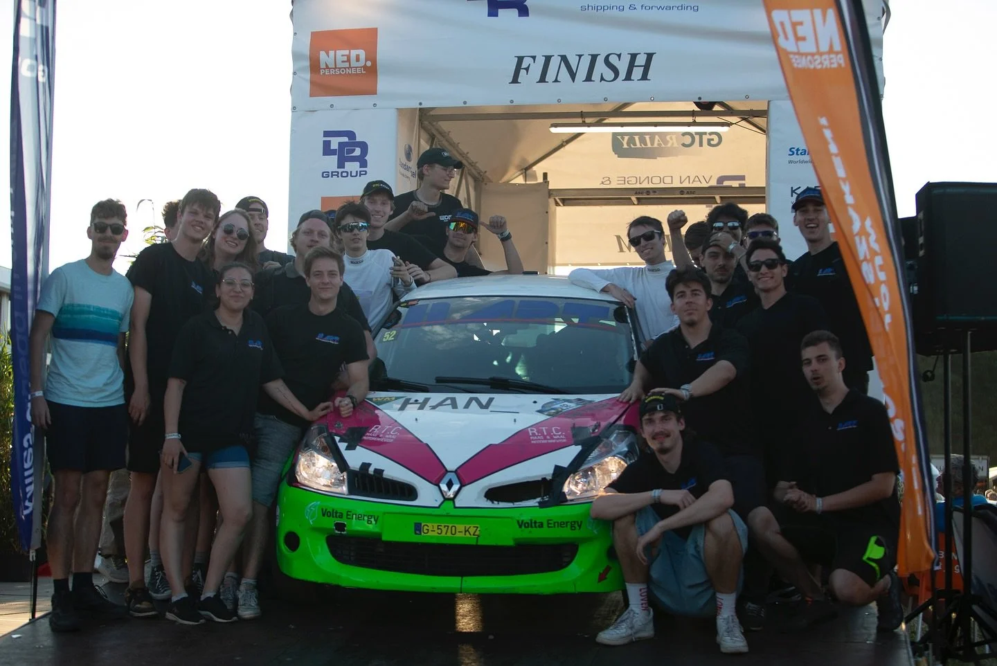 🇬🇧 English ⬇️ ⬇️ 

🇳🇱 
De GTC-rally was een van de meest succesvolle rally&rsquo;s van dit seizoen.
De rally begon zoals gepland en verliep voorspoedig, totdat de auto een lichte tik kreeg tegen een paar vaten die langs de proef stonden. Dat schr