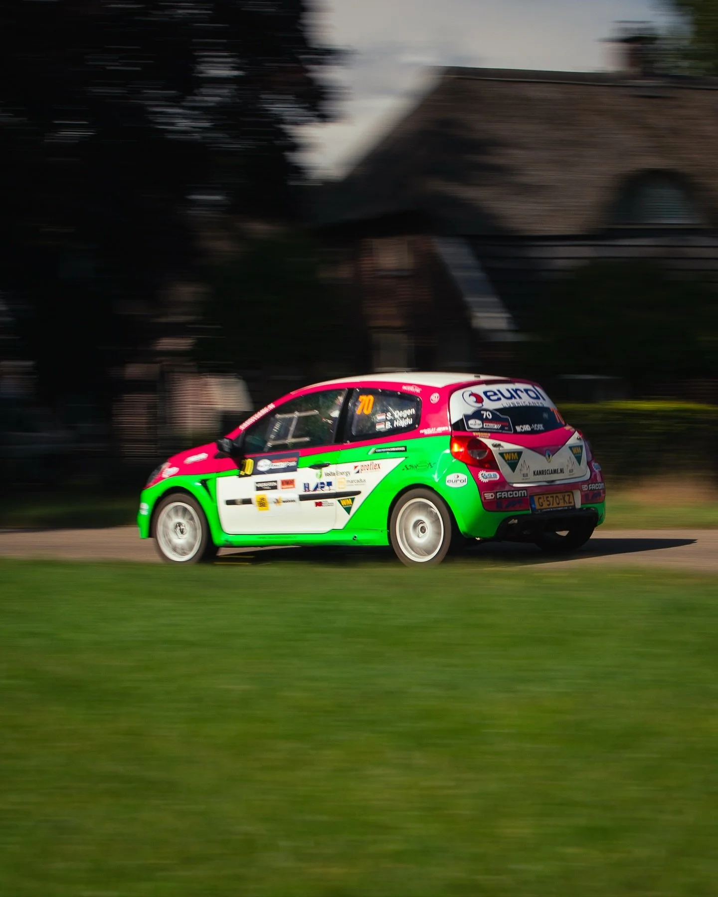 🇬🇧 ENGLISH BELOW ⬇️ 

Eurol Hellendoorn rally. Onze voorlaatste rally van het seizoen. 

Het hele weekend heeft het team hard gewerkt. Helaas raakte tijdens de 14e etappe de uitlaat los en scheurde deze. Dit resulteerde in motorstoringen en we kond