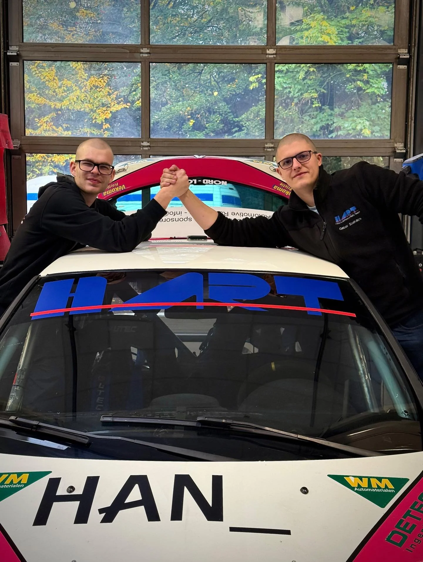 ⬇️ENGLISH BELOW⬇️

Een nieuw jaar, dezelfde iconische traditie! De nieuwe coureur en navigator hebben zojuist het offici&euml;le HART-welkom gekregen&hellip; beginnend met een frisse, glanzende reset 🪒✨ 
Het team zit volop in de voorbereidingen voor