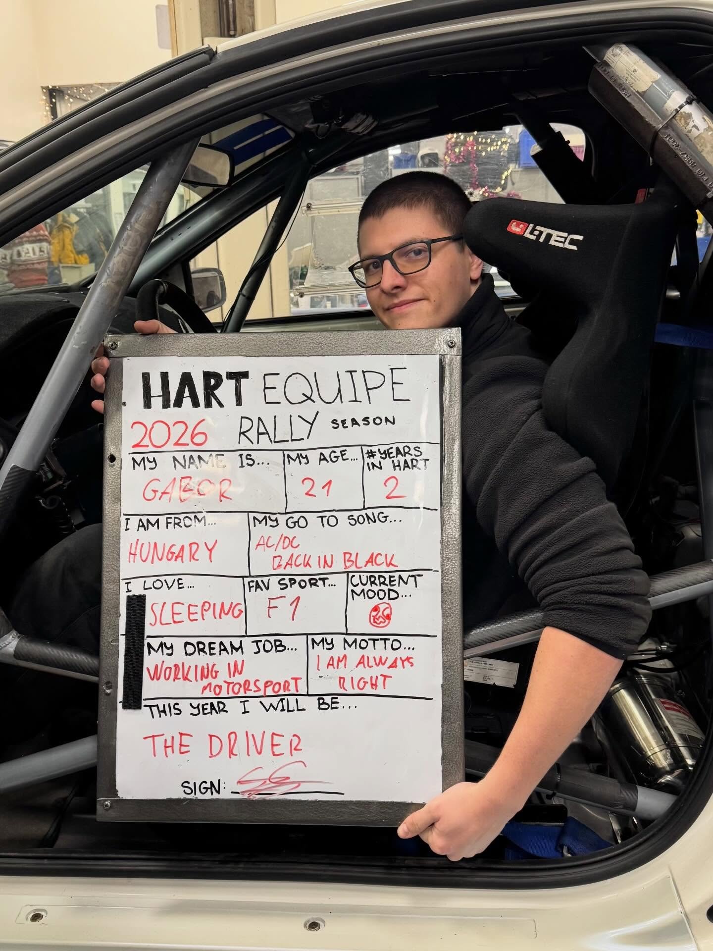 English below🇬🇧⤵️

De &eacute;&eacute;n rijdt, de ander begeleidt, en beiden zijn klaar om te vliegen. 🏁

De cockpit is bezet en het seizoen van 2026 is officieel in zicht. Gabor en Max zijn er helemaal klaar voor &ndash; maar als je echt wilt wet