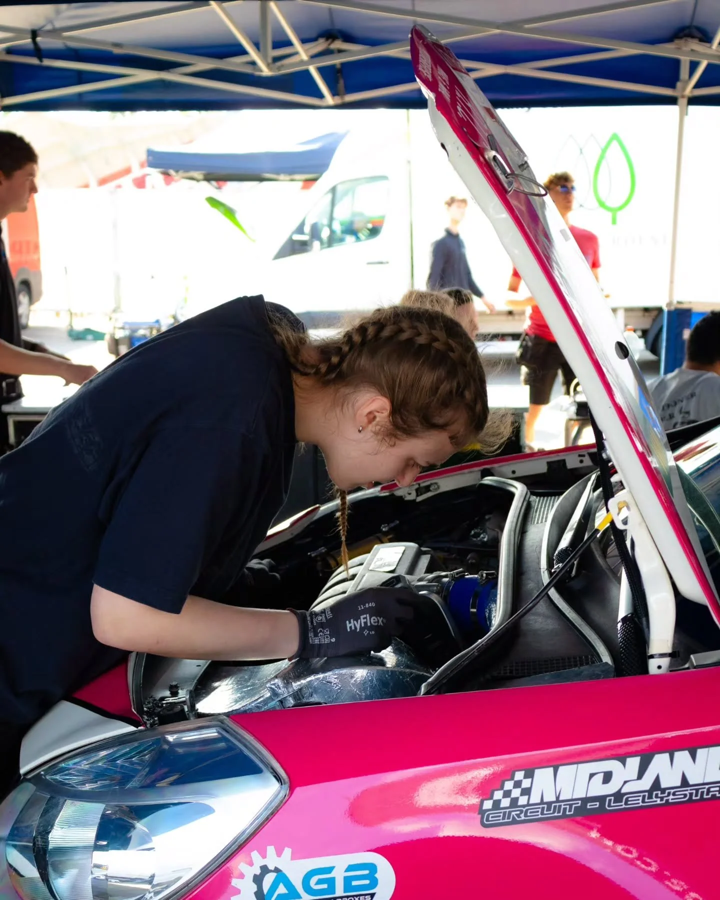 ⬇️ENGLISH BELOW⬇️

🇳🇱
Sterke vrouwen. Snelle autos. Luide stemmen.
Internationale vrouwendag vieren we met de sterke vrouwen in ons team.
Uit de stereotypes en vol voor de finish. We laten zien dat het voor iedereen is.

🇬🇧
Strong women. Fast car