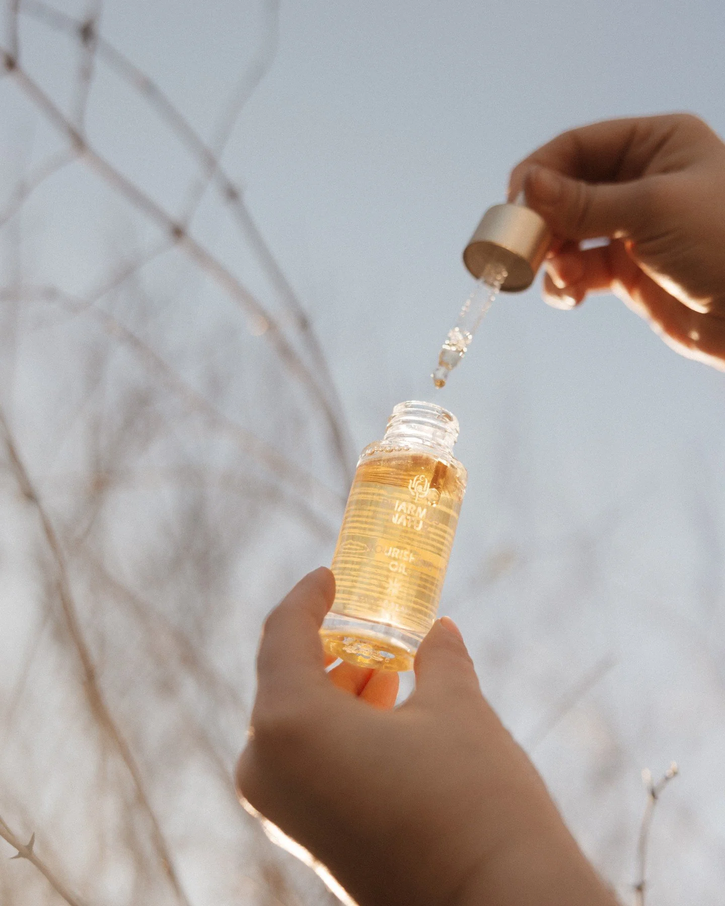 Der Herbst der Herbst der Herbst ist da..🍁🍁🍁

Der Wetterwechsel vom Sommer auf den Herbst kann die Haut sehr stark beanspruchen und verlangt ihr viel ab. Noch dazu kann die Haut beim Sonnenbaden stark verhornen und es bilden sich Unreinheiten.
Gen