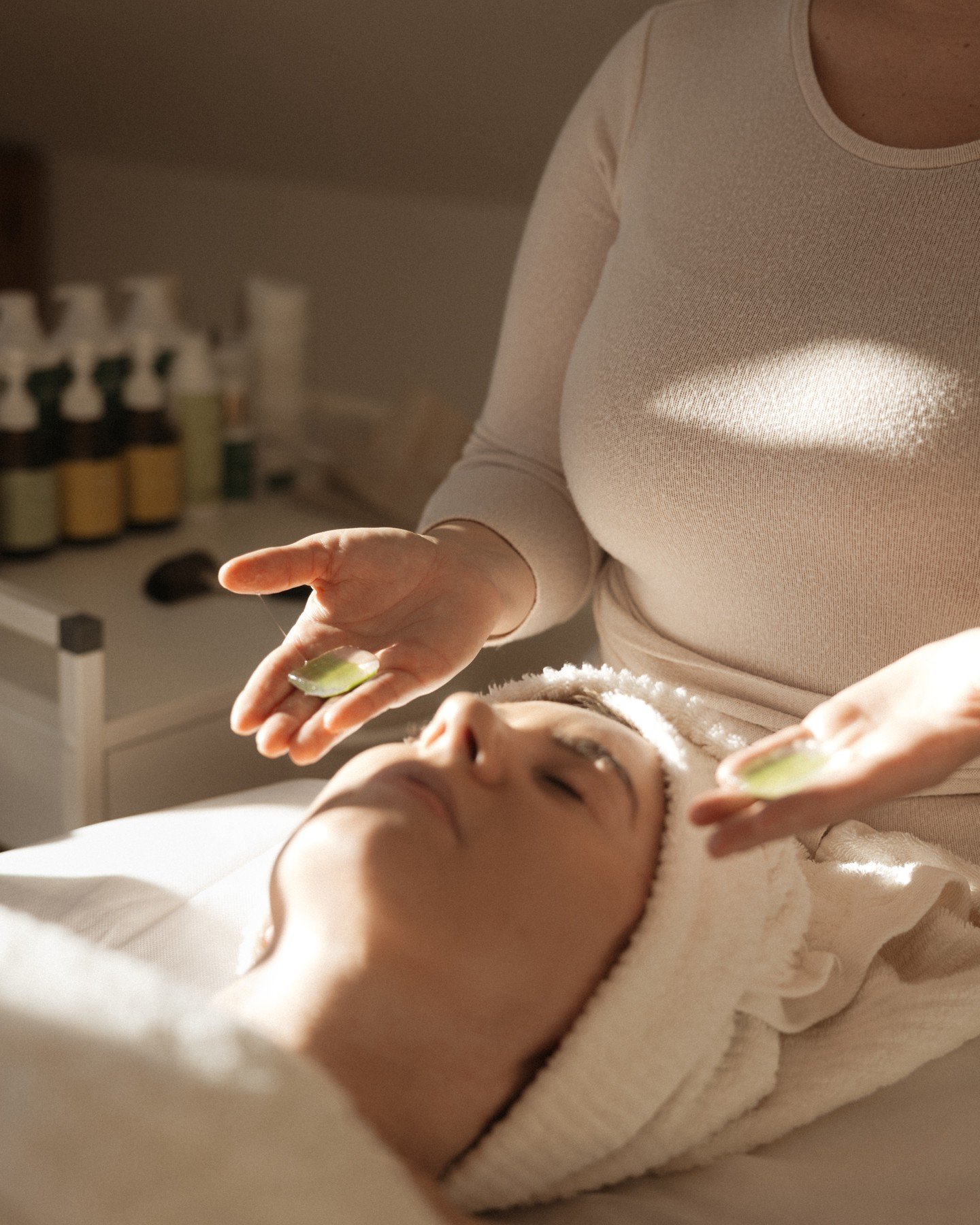 Summertreatments mit frischer Aloe Vera sind eine wahre Wohltat bei so hei&szlig;en Temperaturen 😍

@kalea.beauty.atelier 

#summer #gesichtspflege #naturkosmetik #aloevera #aloeveraskincare #relax #erfrischung #summertreatment #girltherapy