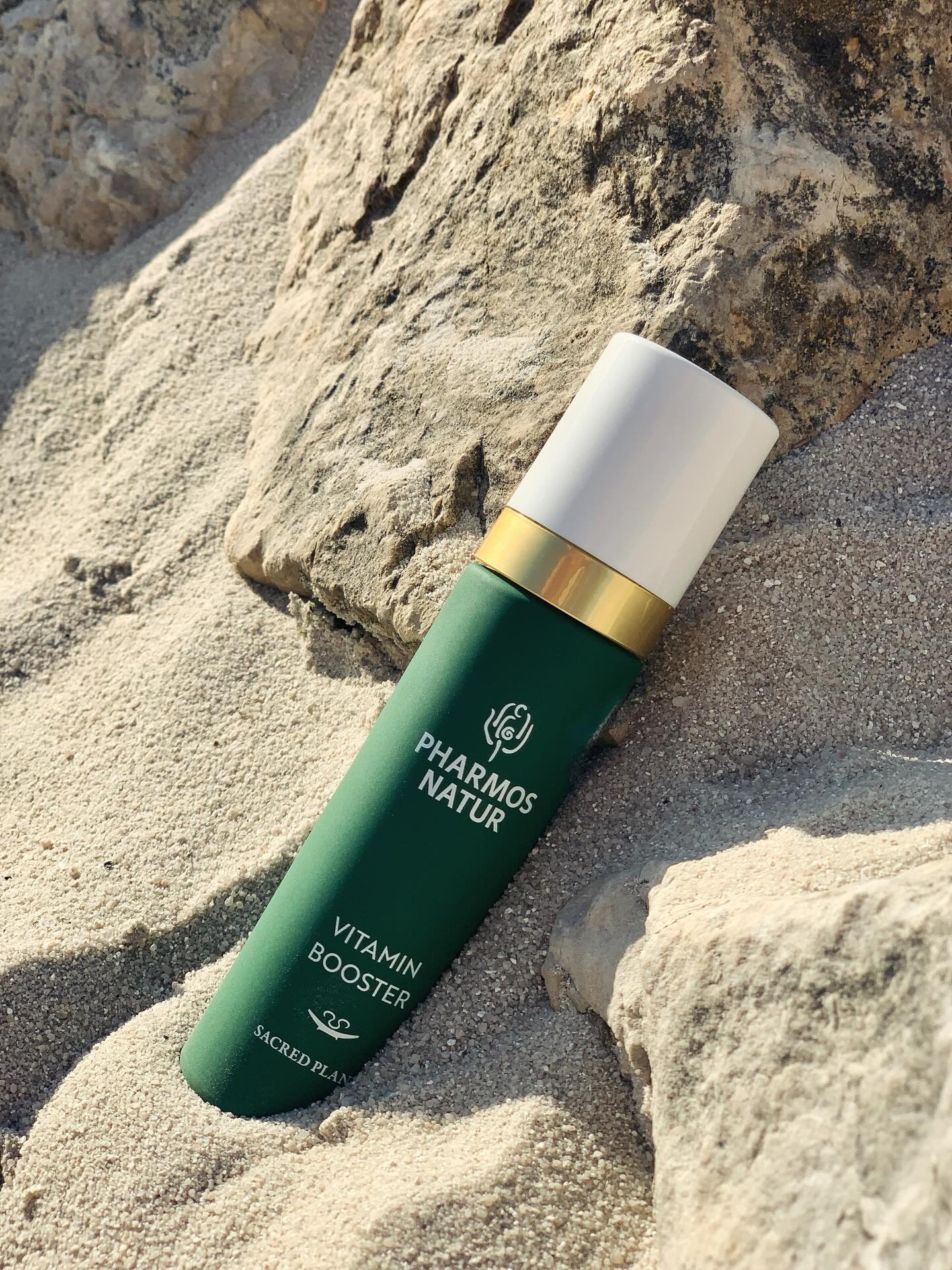 Darf ich vorstellen? Mein Sommerliebling der &bdquo;Vitaminbooster&ldquo;! Wie der Name schon klingt riecht er nicht nur herrlich nach Mandarine sondern boostert deine Haut schnell und effektiv auf. Ohne ihn gehe ich im Sommer nicht aus dem Haus und 