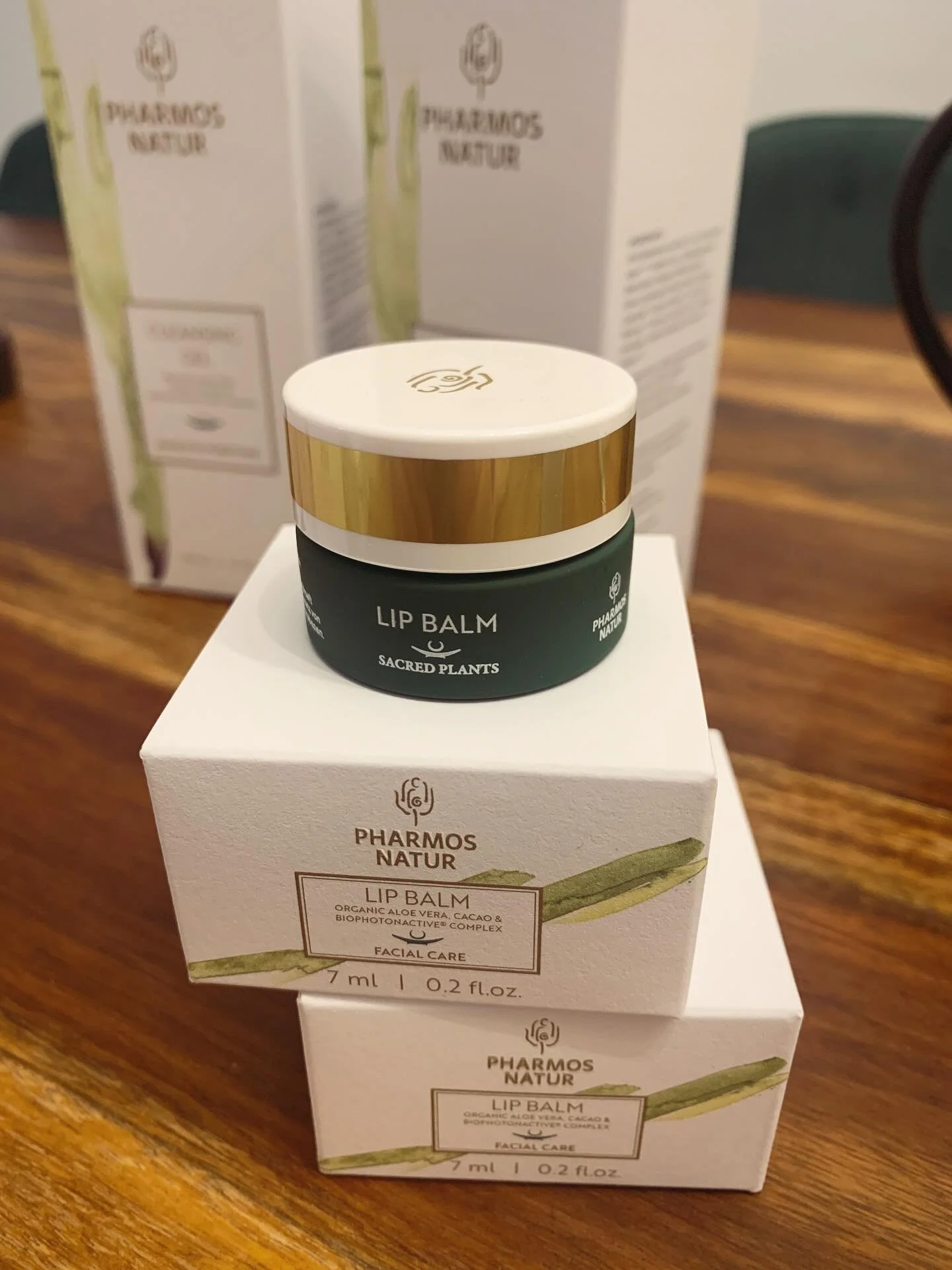 Lip Balm f&uuml;r die spr&ouml;den Lippen im Herbst mit Aloe und Cacao und Biophotonactive Complex 💚

#pharmosnatur #lipbalm #aloe #lippenpflege