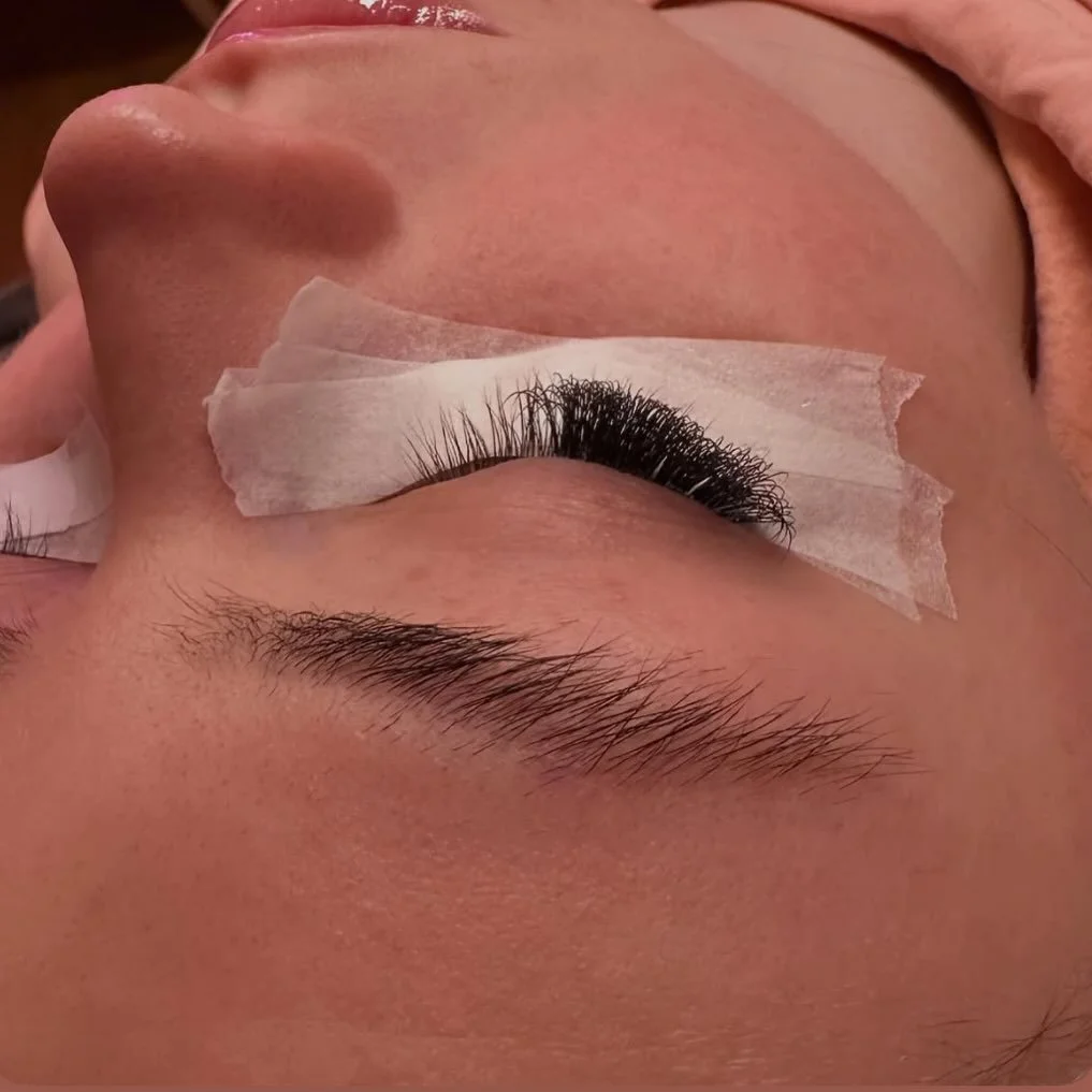 Uv Volume Lashes with Hayley 🫶