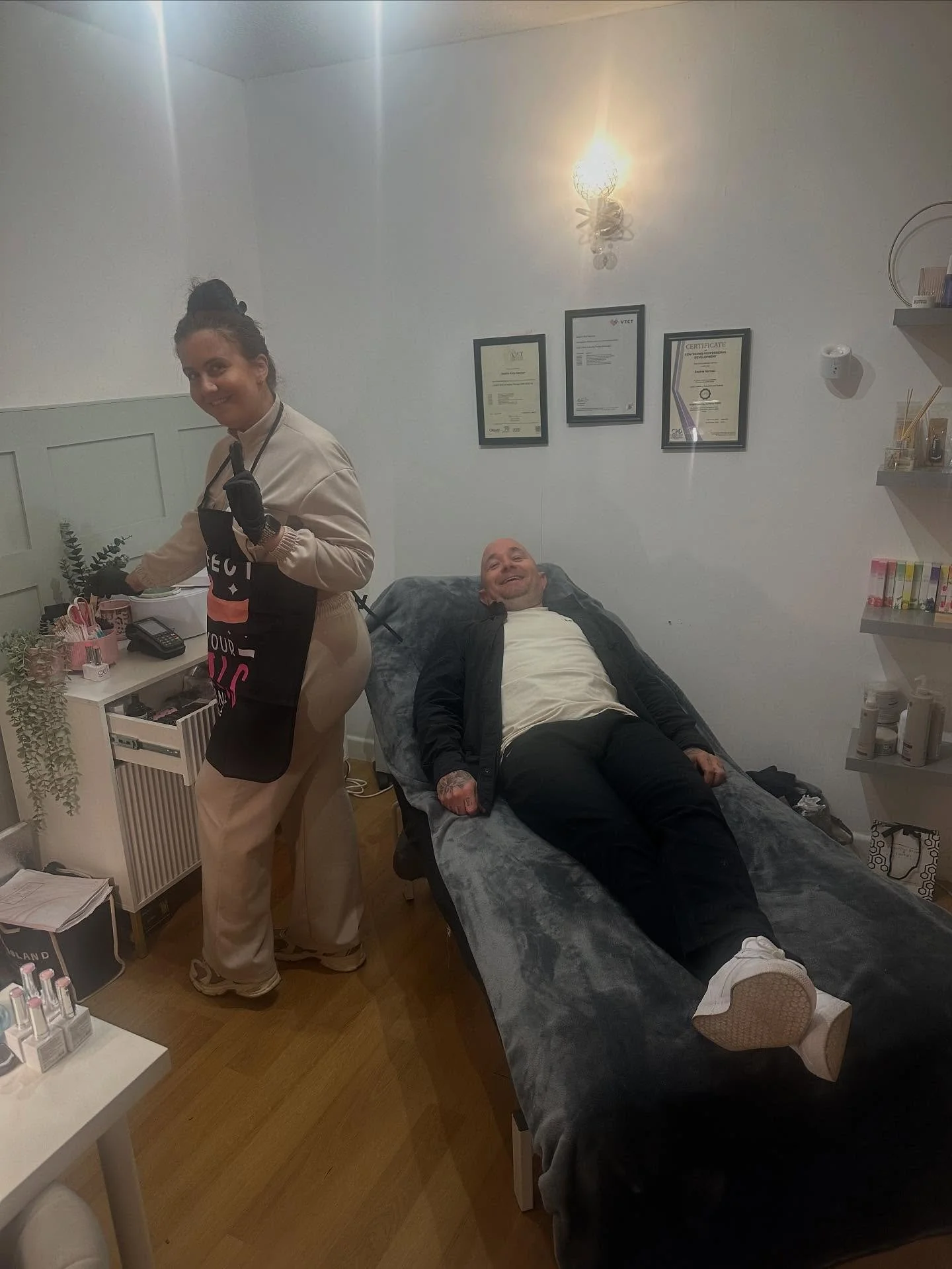 When one of the hubbies pops by&hellip; waxing time!! 

@deannewell2 
@sophievernau