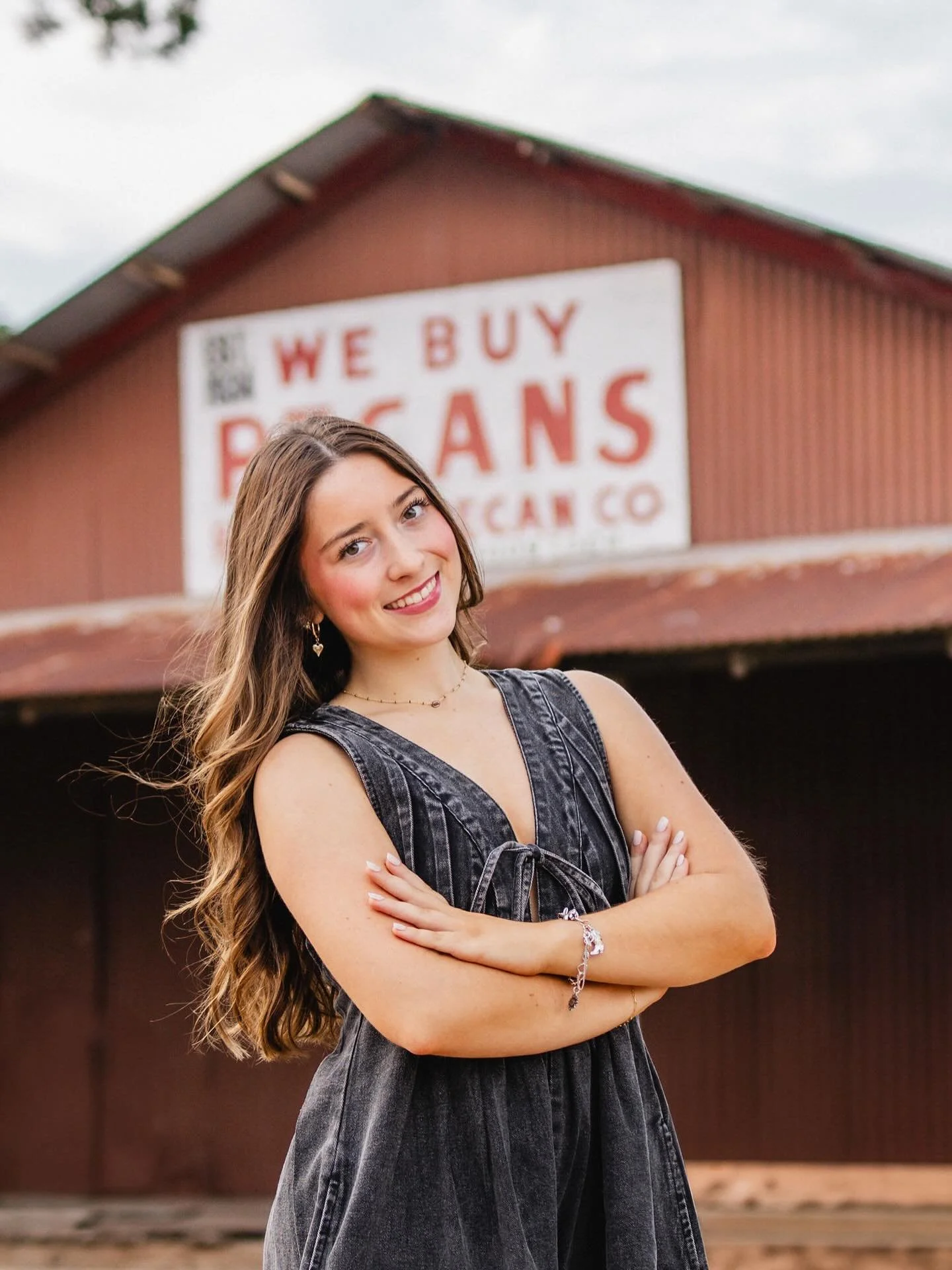 I used to sell pecans when I was a little girl to this country store in Simonton, TX. It was the perfect backdrop for this future Aggie &amp; sweet Rep Hazen🤍👍🏼

#seniorrep #houstonphotographer #katyphotographer #katytexas