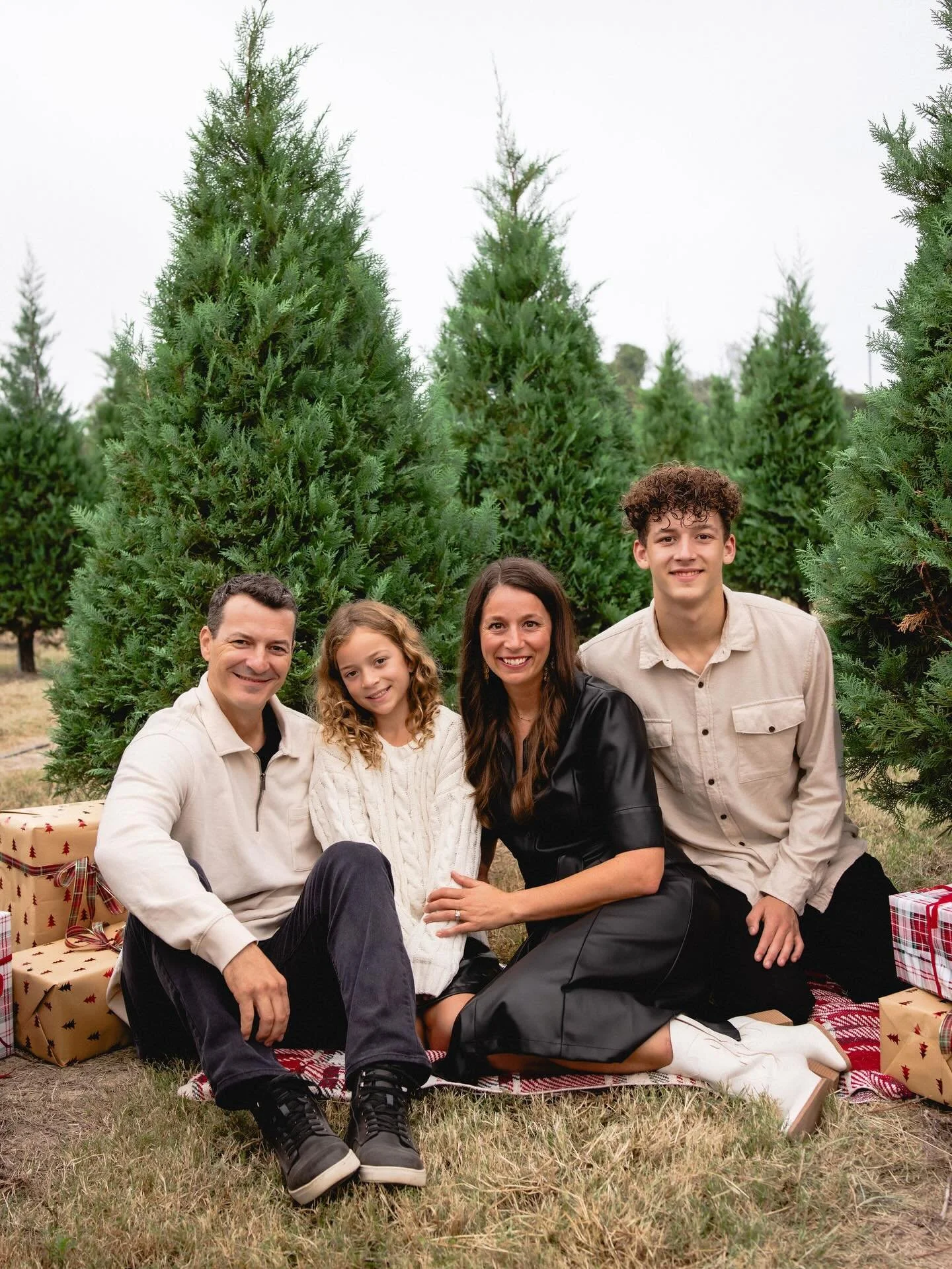 Could not have had more fun the Landi&rsquo;s! They were pros - in and out within 15 minutes. 😉🫶🏻🌲

Have you ordered your Christmas cards yet? I still have availability for December! Reach out and let&rsquo;s make Christmas magic happen. ❤️

____