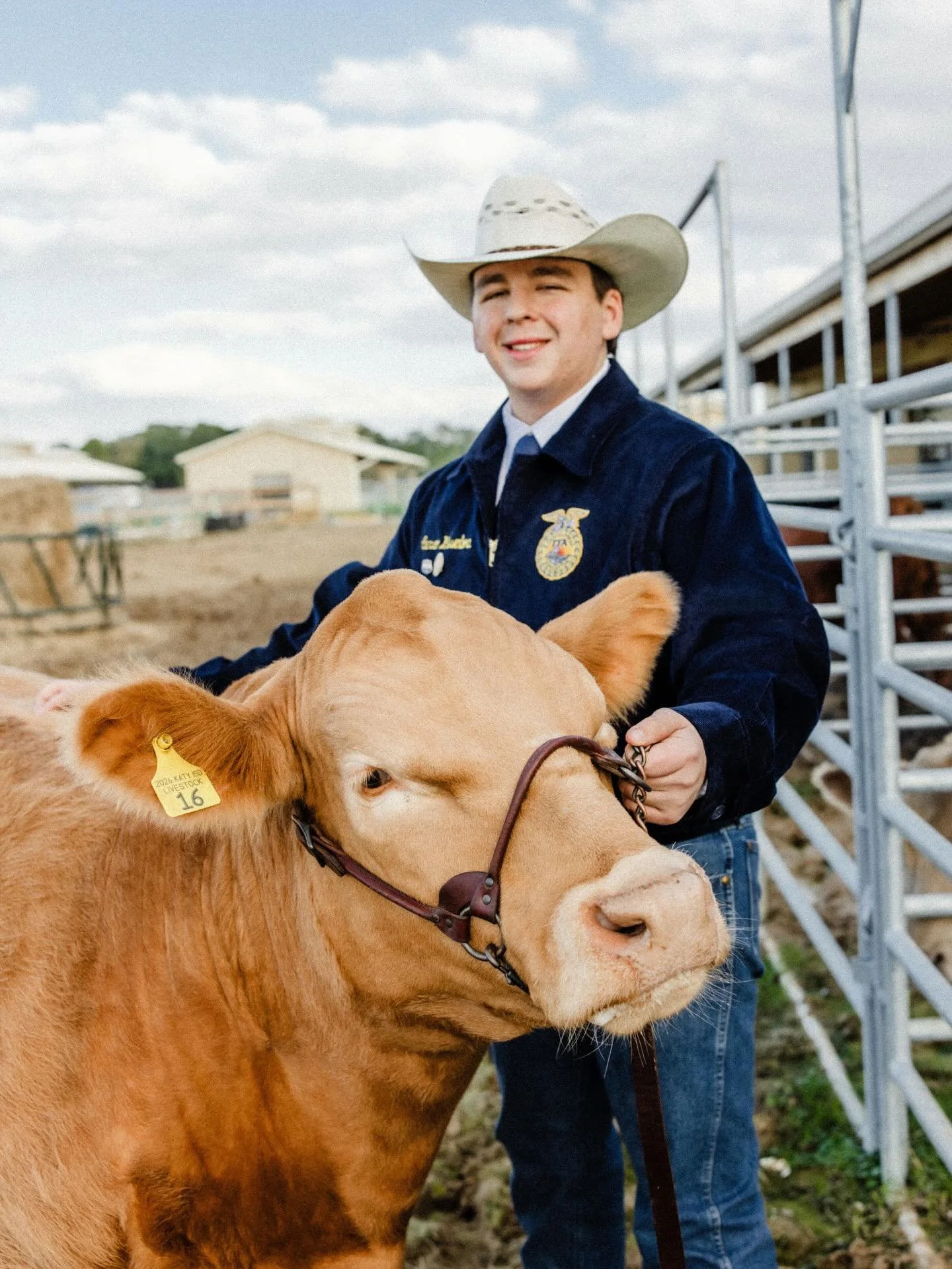HAPPY NEW YEAR! If you are waiting for a delivery from me, I&rsquo;ll be sending out some albums tomorrow! EEK! 😜

In the meantime, enjoy a few more sneaks that deserve a permanent spot on the feed of Carson and Wallen 🐄🌾

Katy Texas senior pictur