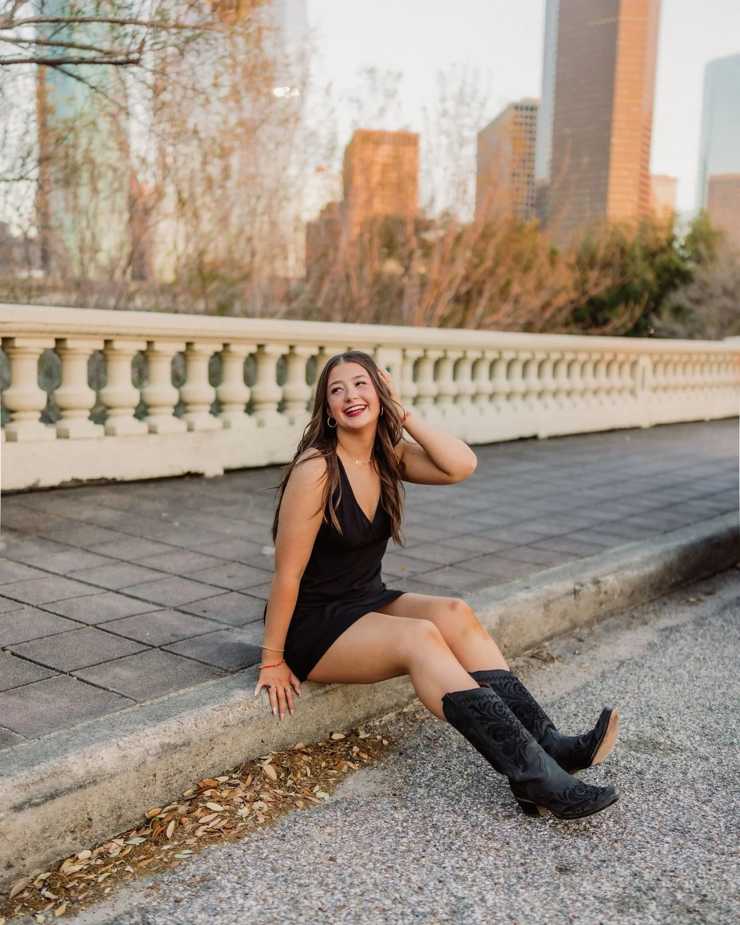 GO POKES 🧡✨

Absolutely loved how @averybrooks0110 incorporated her school into her session! A branded hat and little necklace detail?! SO CUTE!! ✨

Can&rsquo;t wait to share more from this shoot!!! 

I still have some April availability - message m