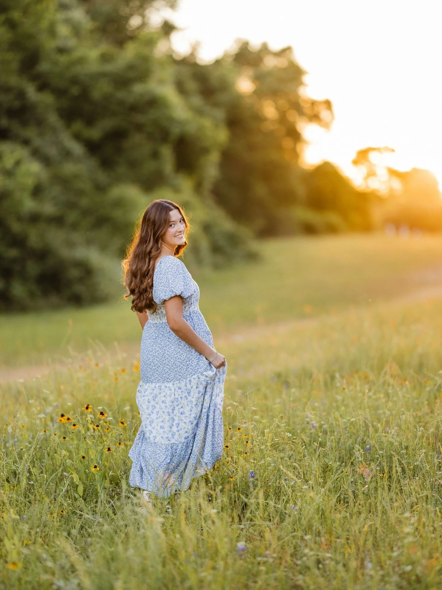 Seniors, your last day of school is ONE MONTH away 🤯

If you have not booked your senior pictures you&rsquo;re in luck because two Saturdays just opened up in April! 

#seniorsunday