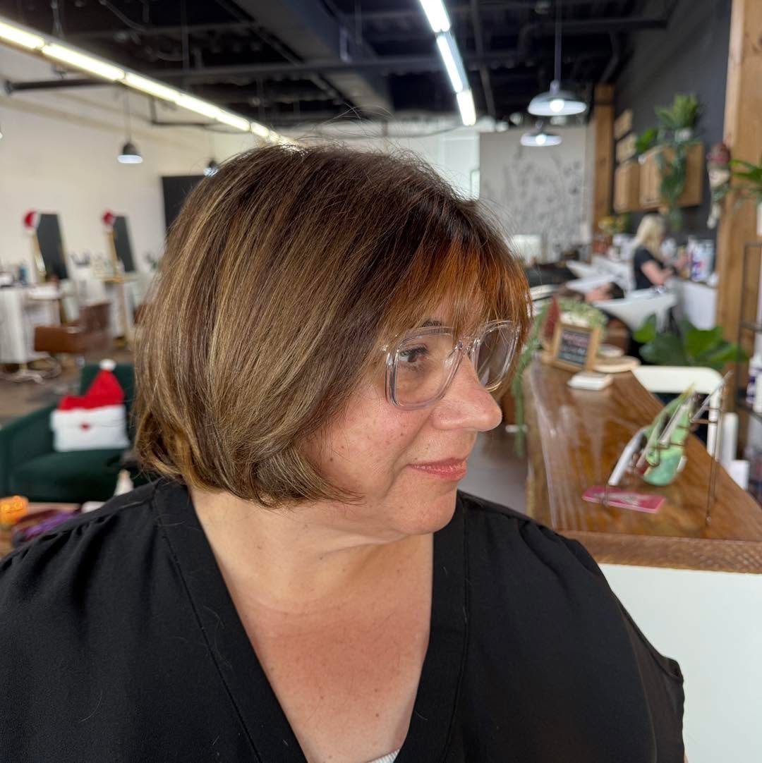 I&rsquo;ve been doing Julie&rsquo;s hair for over a year now and we are exploring different colors and cuts to see what fits better to her busy lifestyle. 

On this appointment We decided to add soft highlights to brighten her look and go with a bob 
