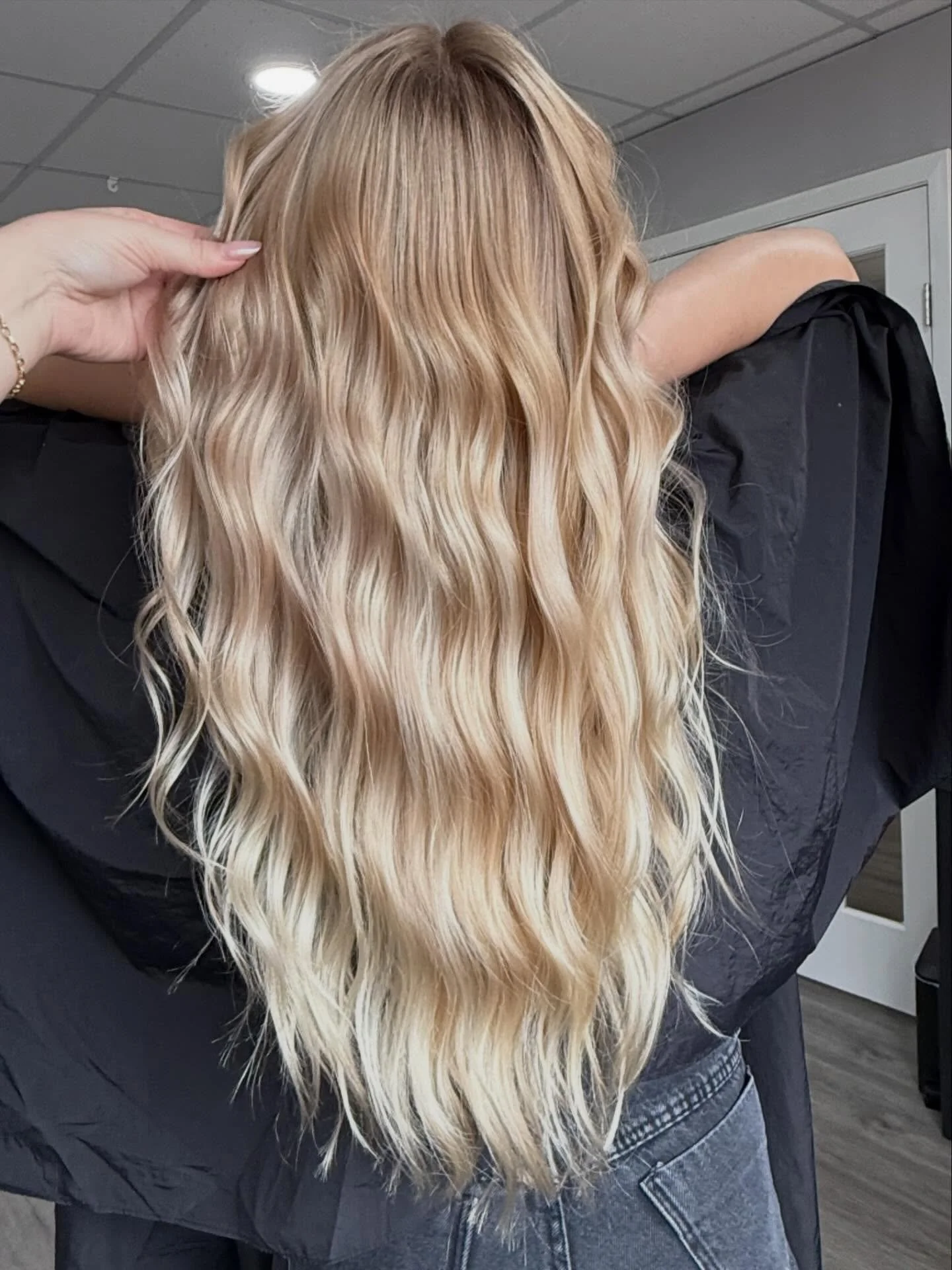 Soft dimension, deeper roots, and bright ends ✨

The goal was to create a more natural grow-out, cancel unwanted warmth, and still keep her hair as bright and beautiful as possible.

Because of the length and density of her hair, this was a full tran