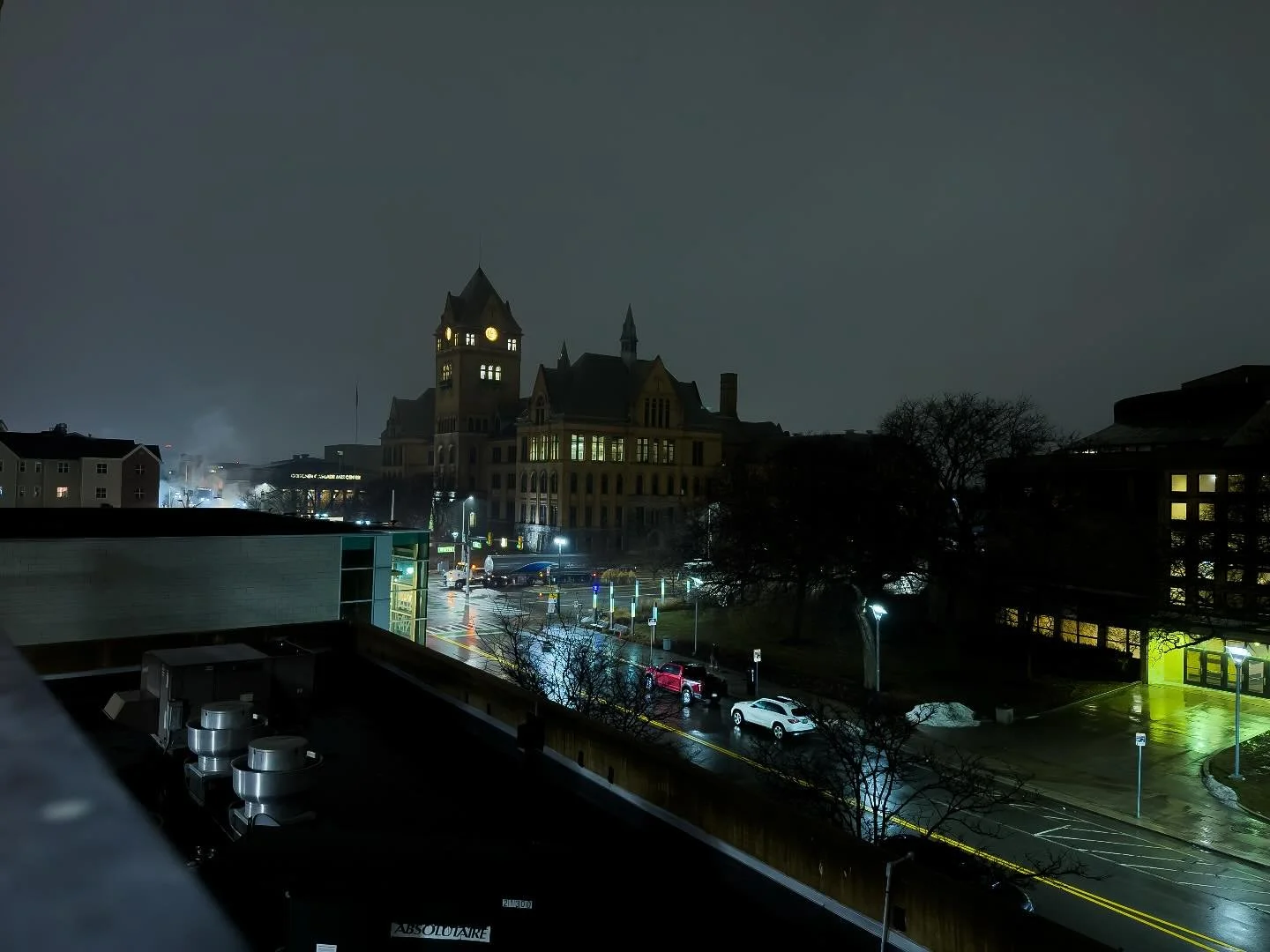 Rainy day on campus.

#photography #detroit #nightphotography #rain #oldmain #waynestateuniversity #photo