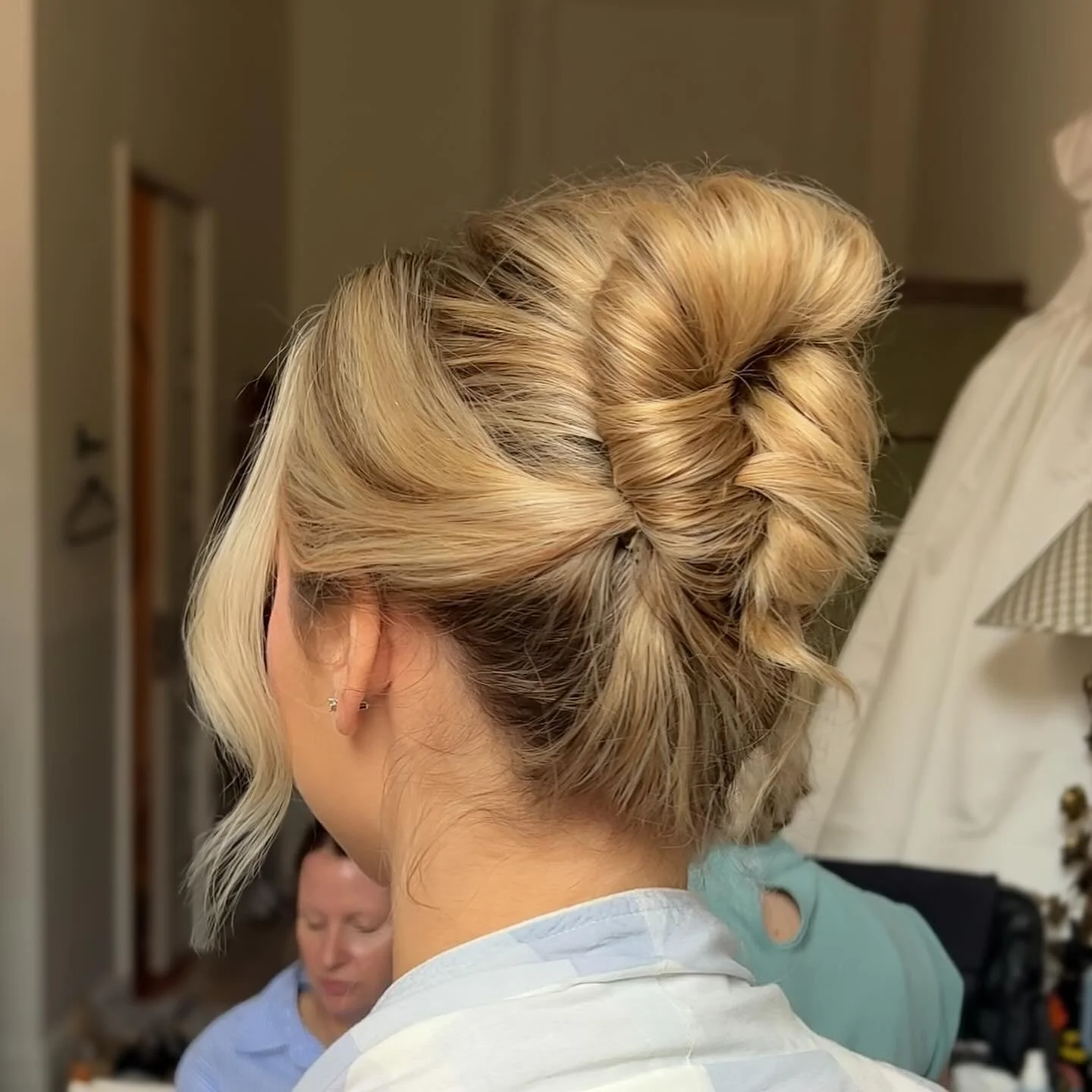 My take on a modern French Twist inspired updo.

Hair by @mckenziedrury.hmua 
Makeup by @courtneypittmanbeauty

#updo #modernfrenchtwist #bridesmaidupdo #2024hairstyles #neworleanshairstylist #nolahmua